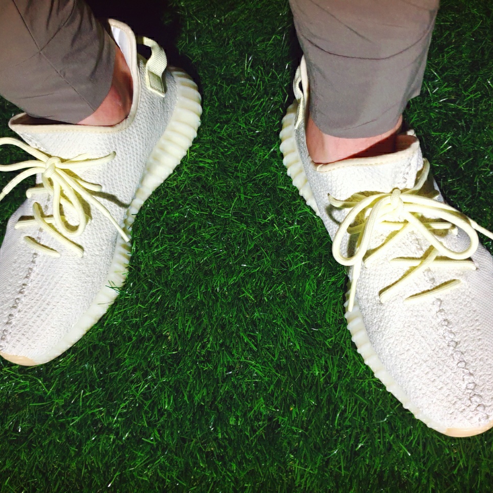 Adidas Yeezy Boost 350 V2 Butter 착용 스타일 - 4