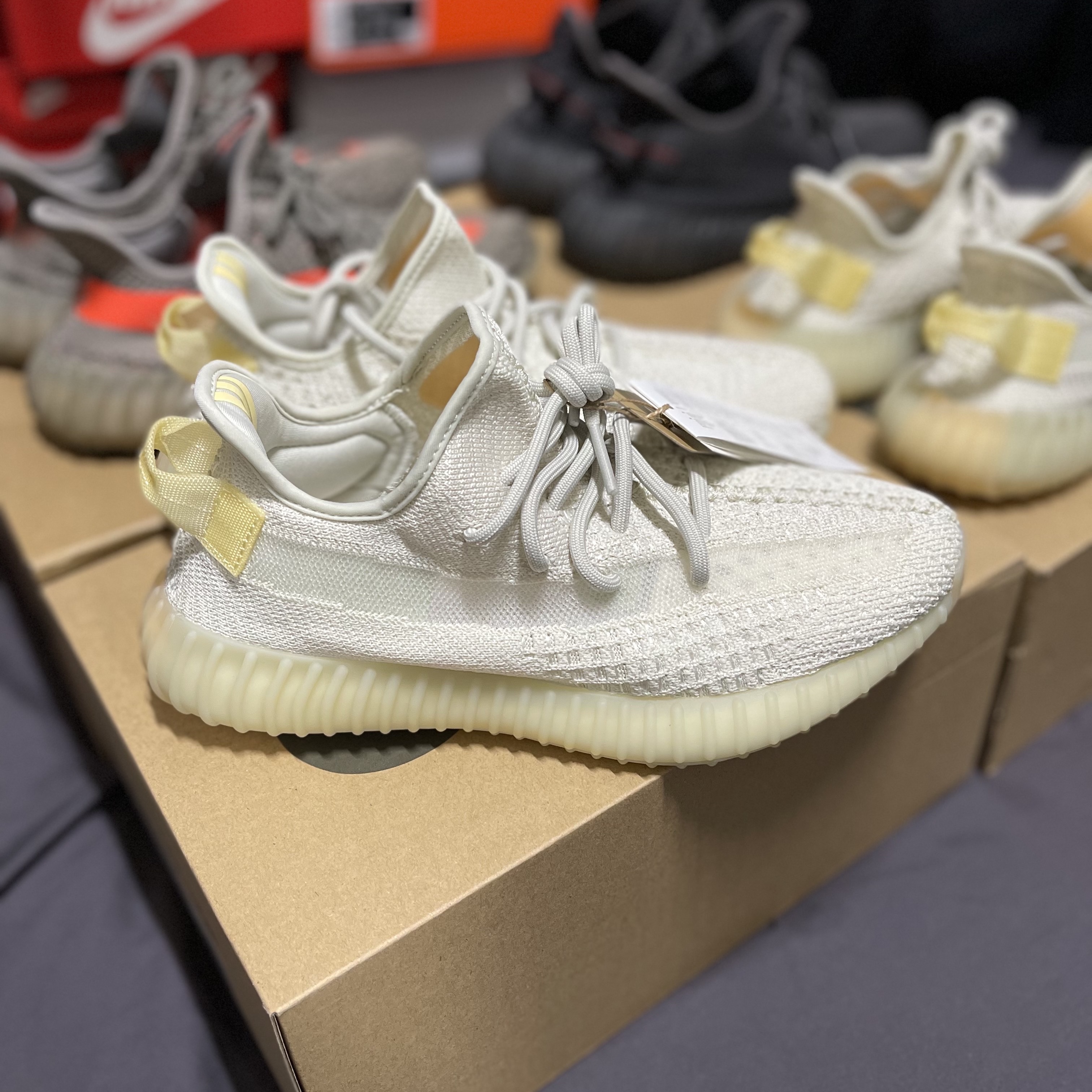 Adidas Yeezy Boost 350 V2 Light, Adidas Yeezy Boost 350 V2 Black - Non-Reflective 착용 스타일