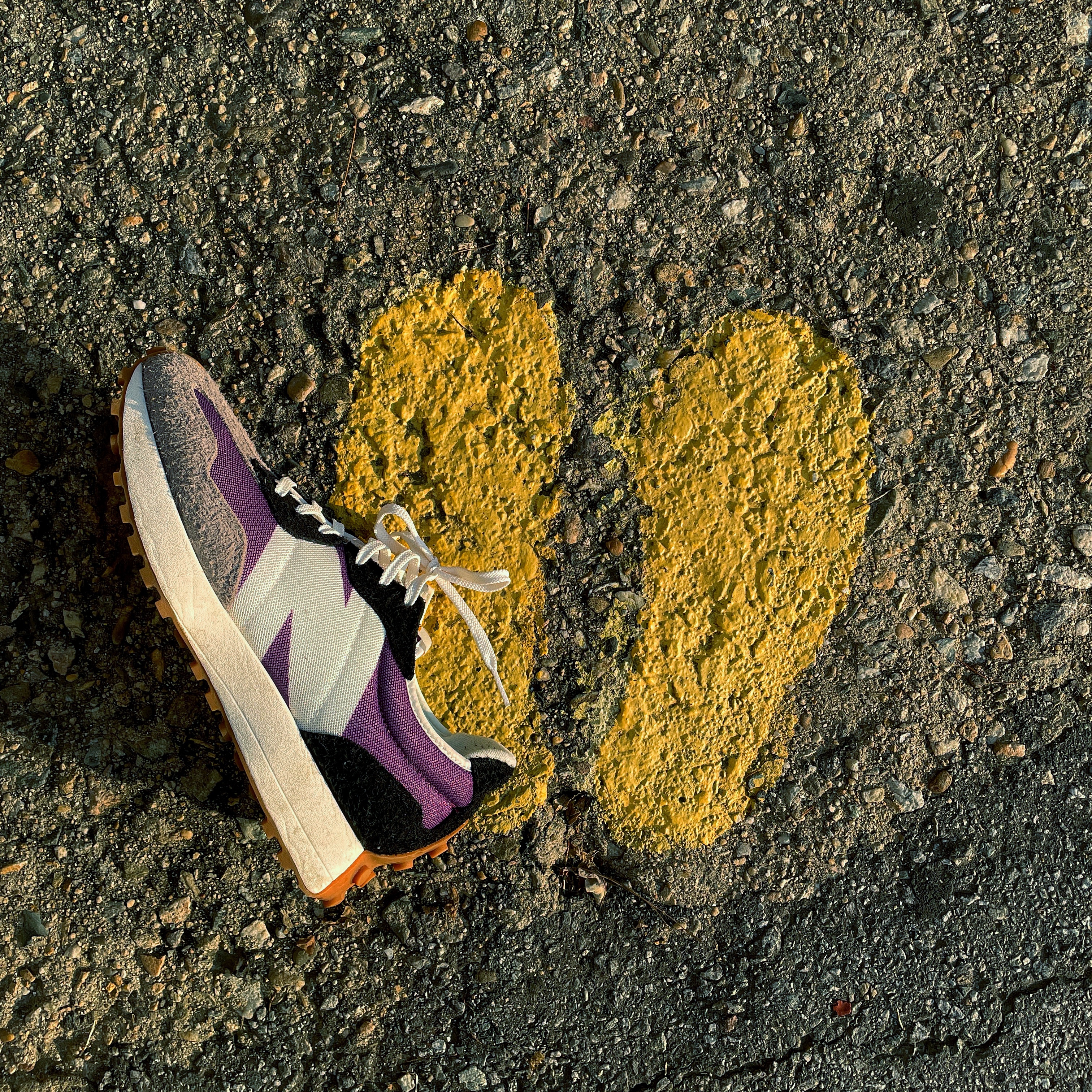 (W) New Balance 327 Purple Black 착용 스타일 - 2