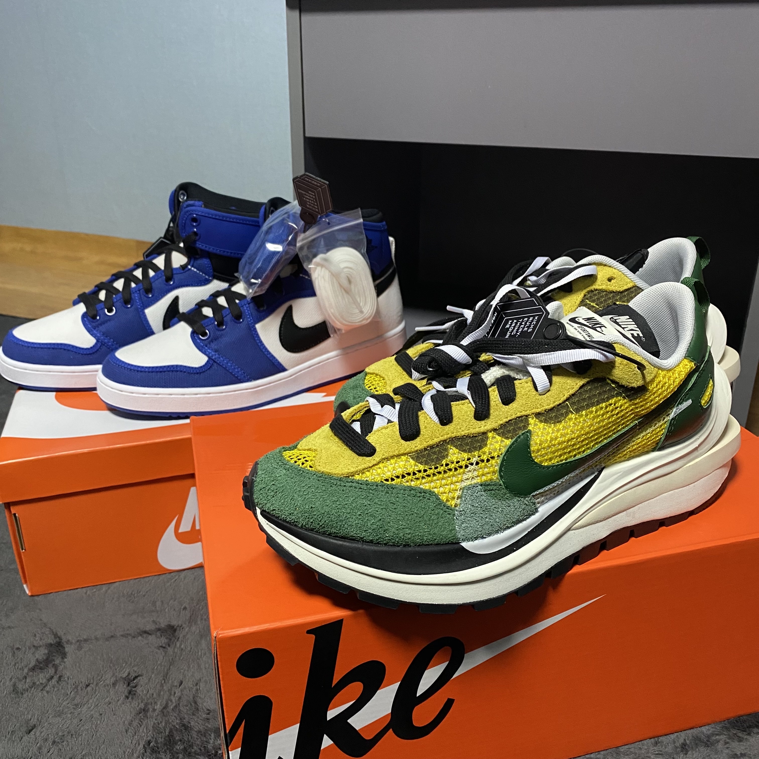 Nike x Sacai VaporWaffle Tour Yellow & Gorge Green Sail, Jordan 1 KO Storm Blue 착용 스타일