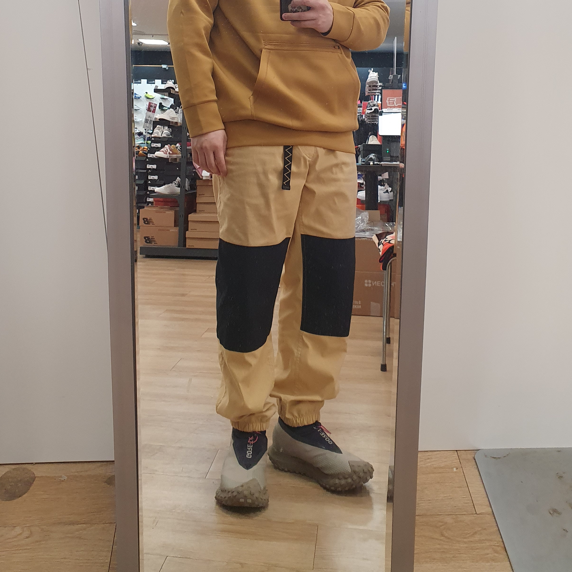 Nike ACG Mountain Fly Gore-Tex Khaki 착용 스타일