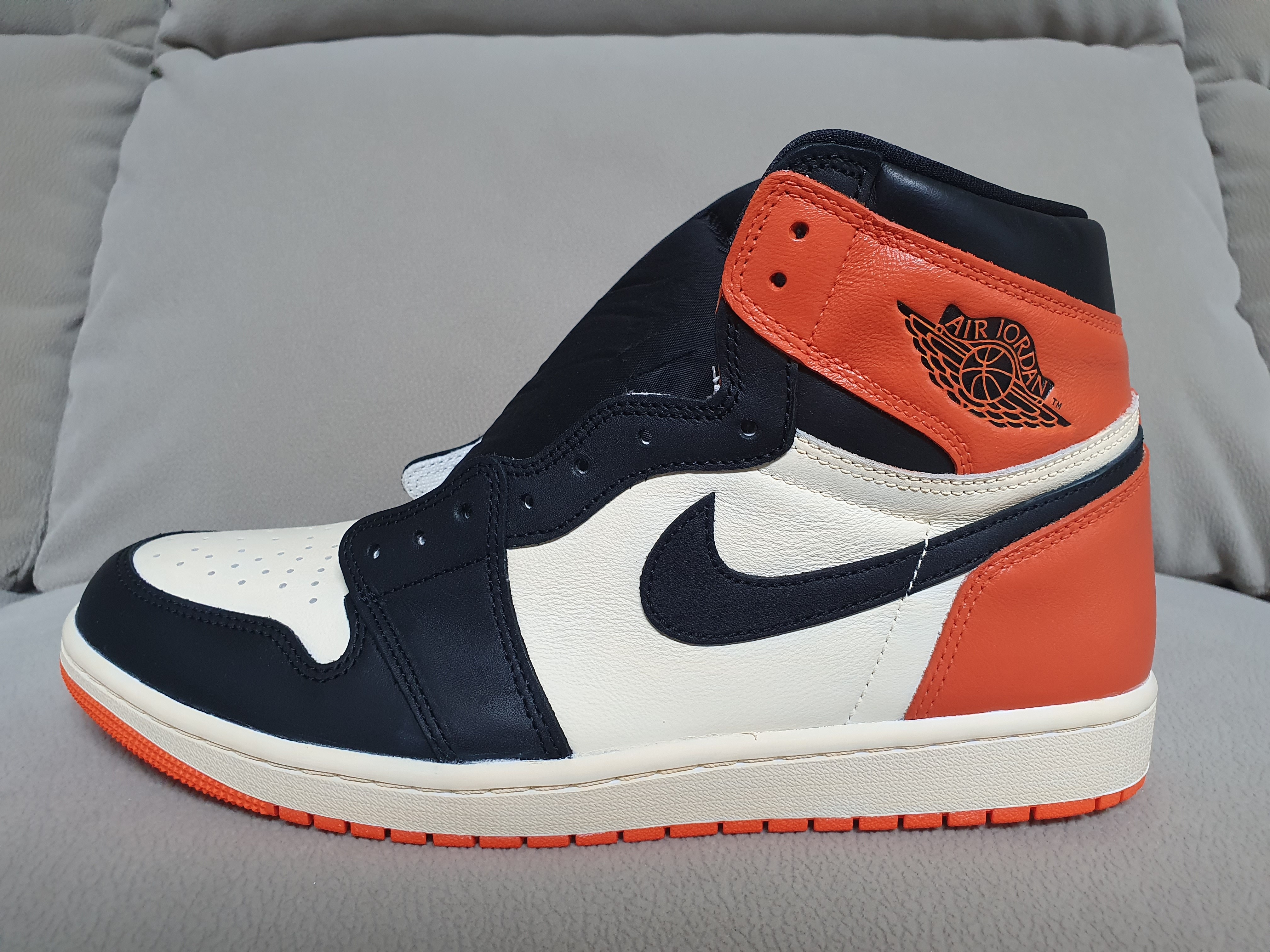 Jordan 1 Retro High OG Electro Orange 착용 스타일 - 5