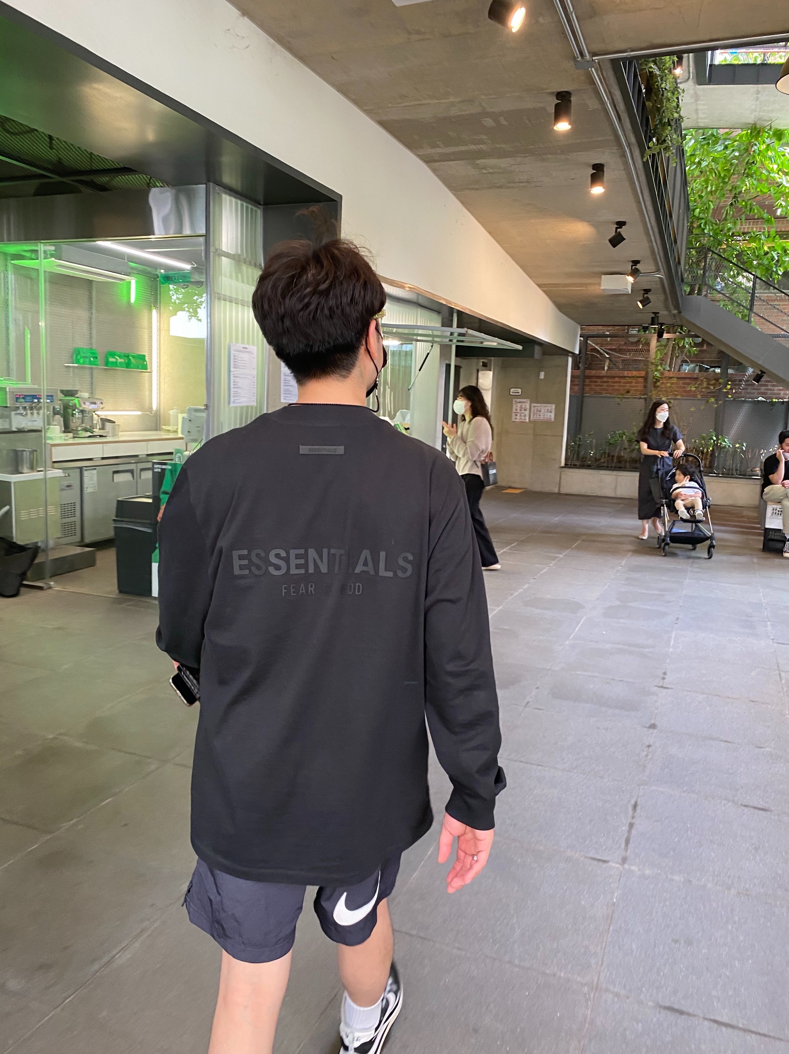 Essentials Long Sleeve T-Shirt Black - 21SS, Nike x Stussy Water Shorts Off Noir 착용 스타일 - 2
