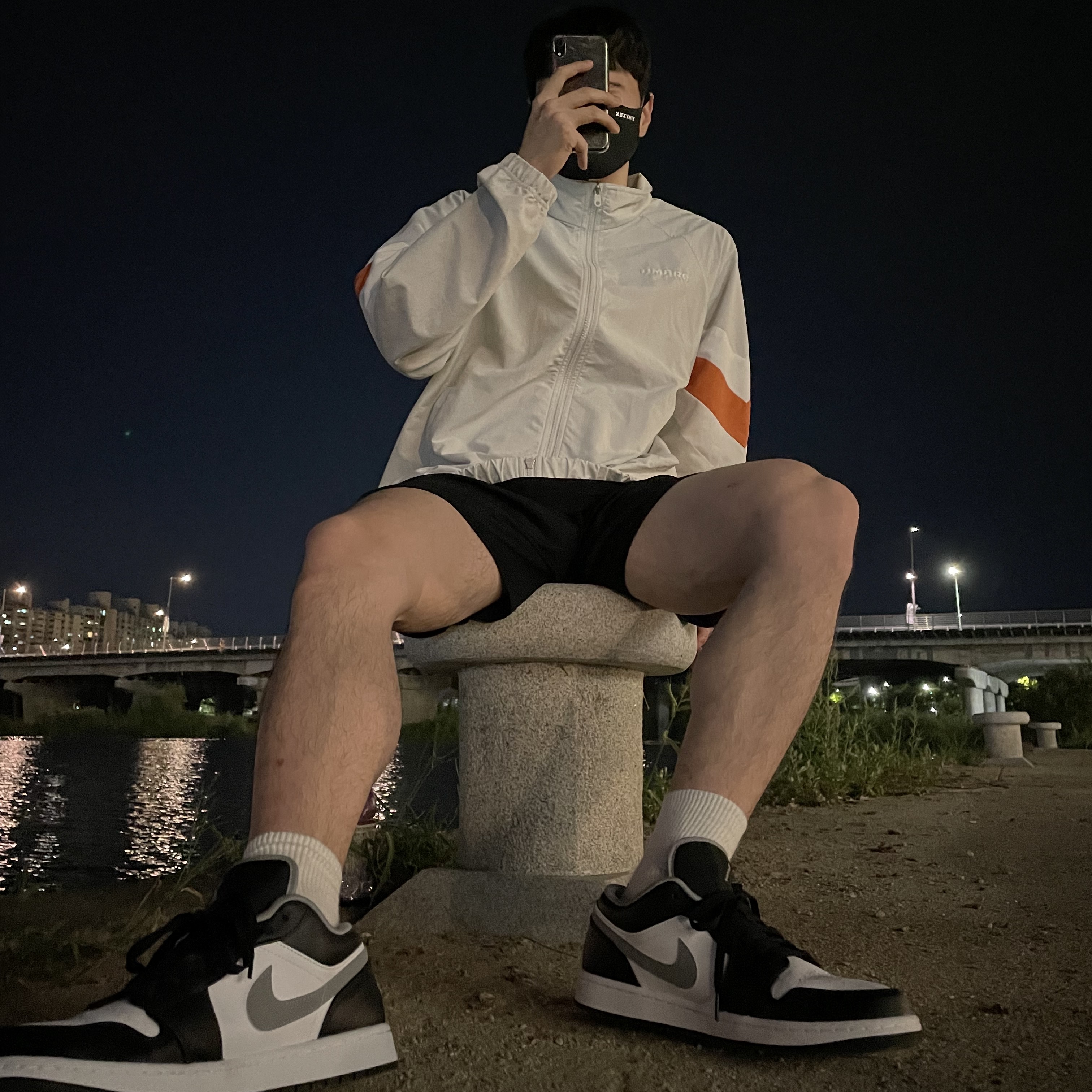 Jordan 1 Low Black Particle Grey 착용 스타일 - 2