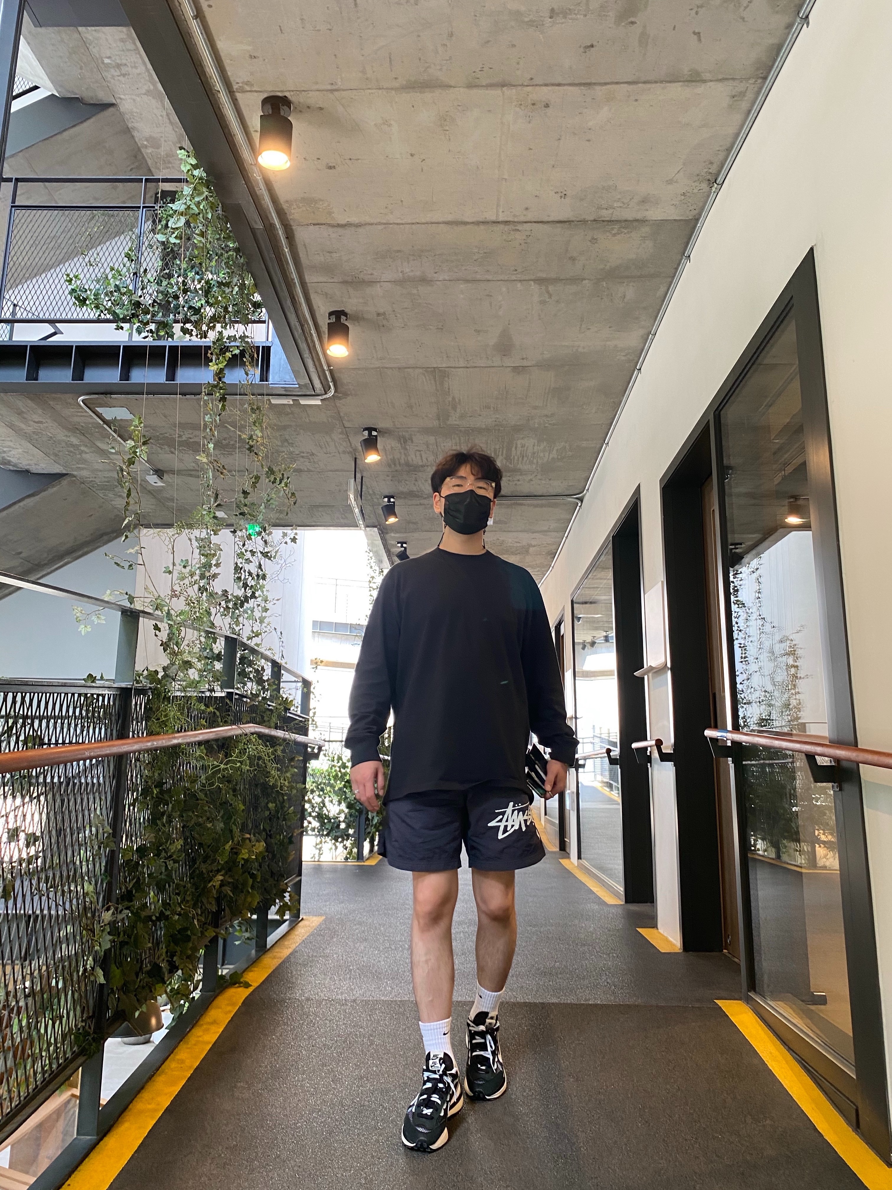 Essentials Long Sleeve T-Shirt Black - 21SS, Nike x Stussy Water Shorts Off Noir 착용 스타일 - 1