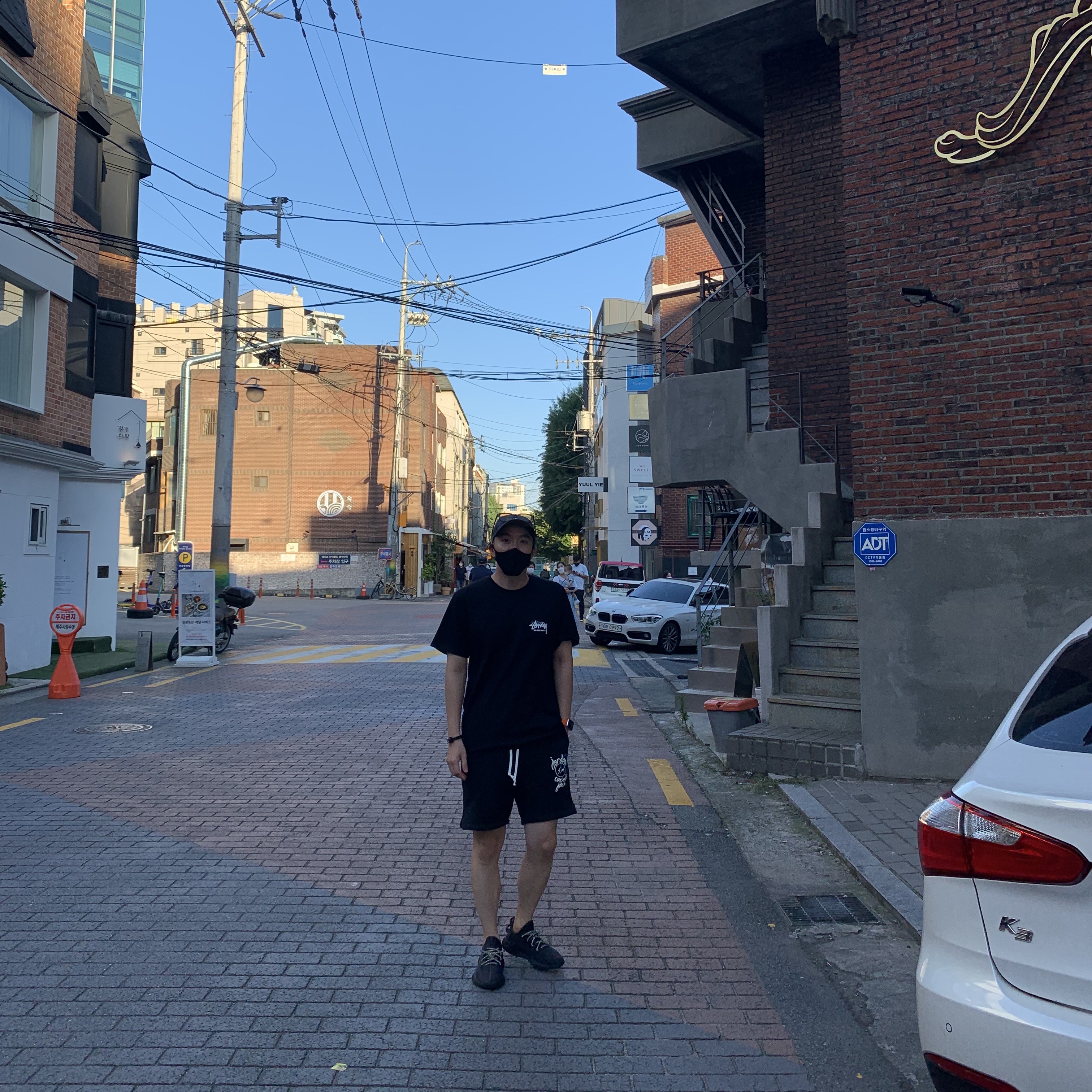 Jordan x Travis Scott x Fragment Shorts Black (DJ0617-010), Adidas Yeezy Boost 350 V2 Black - Non-Reflective 착용 스타일 - 1