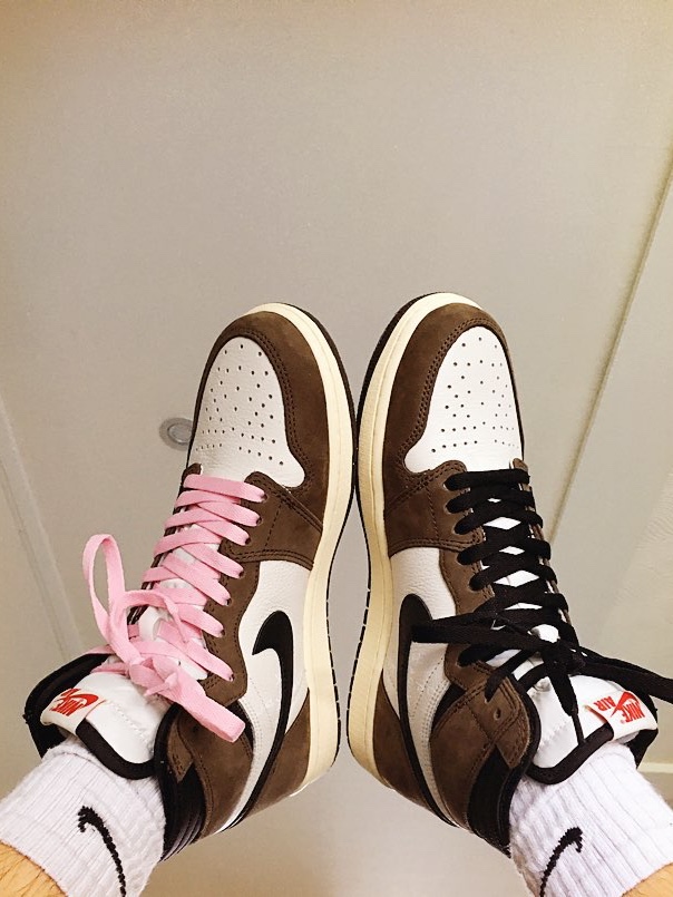 Jordan 1 x Travis Scott Retro High OG SP Mocha 착용 스타일 - 5