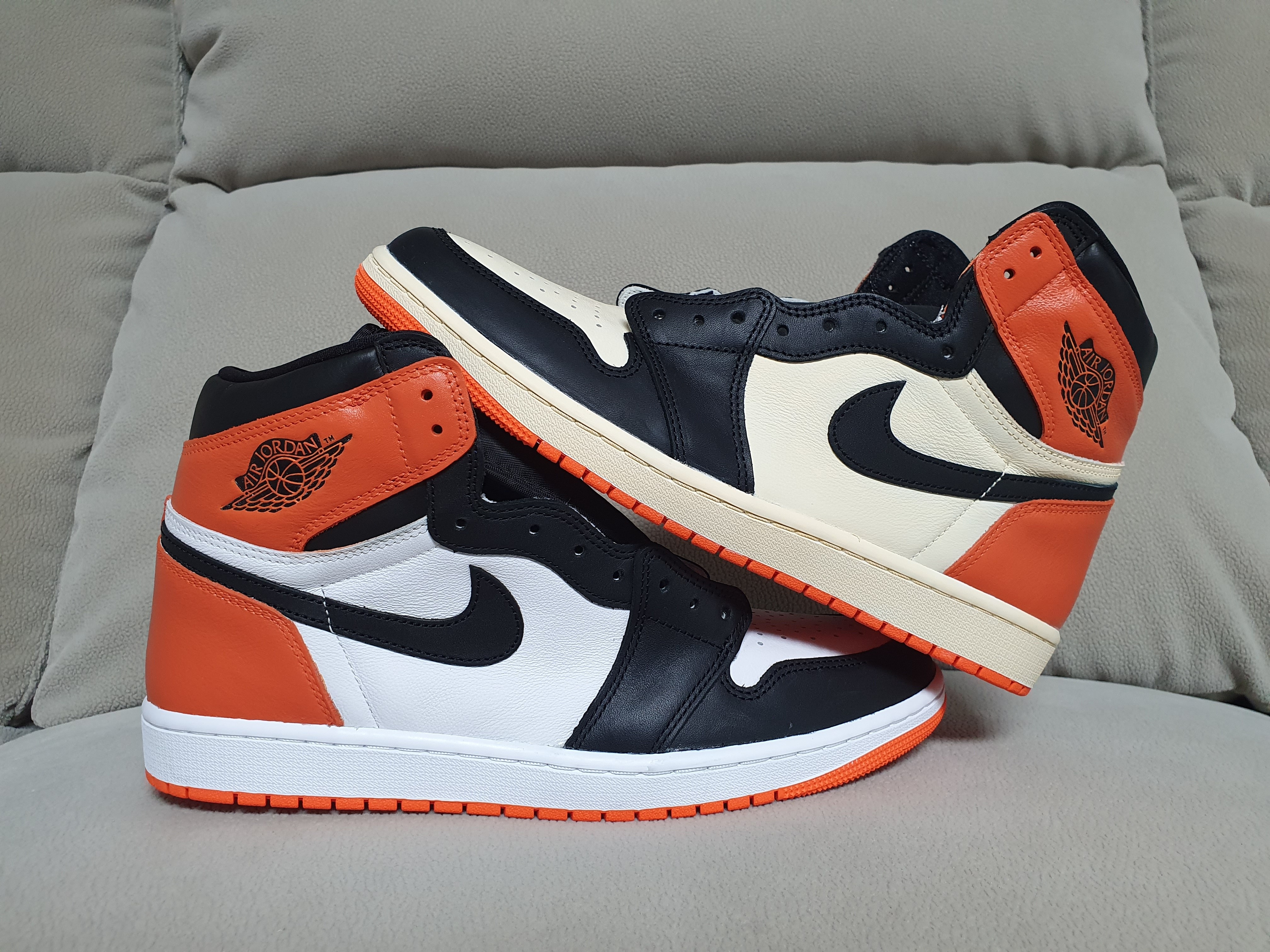 Jordan 1 Retro High OG Electro Orange 착용 스타일 - 2