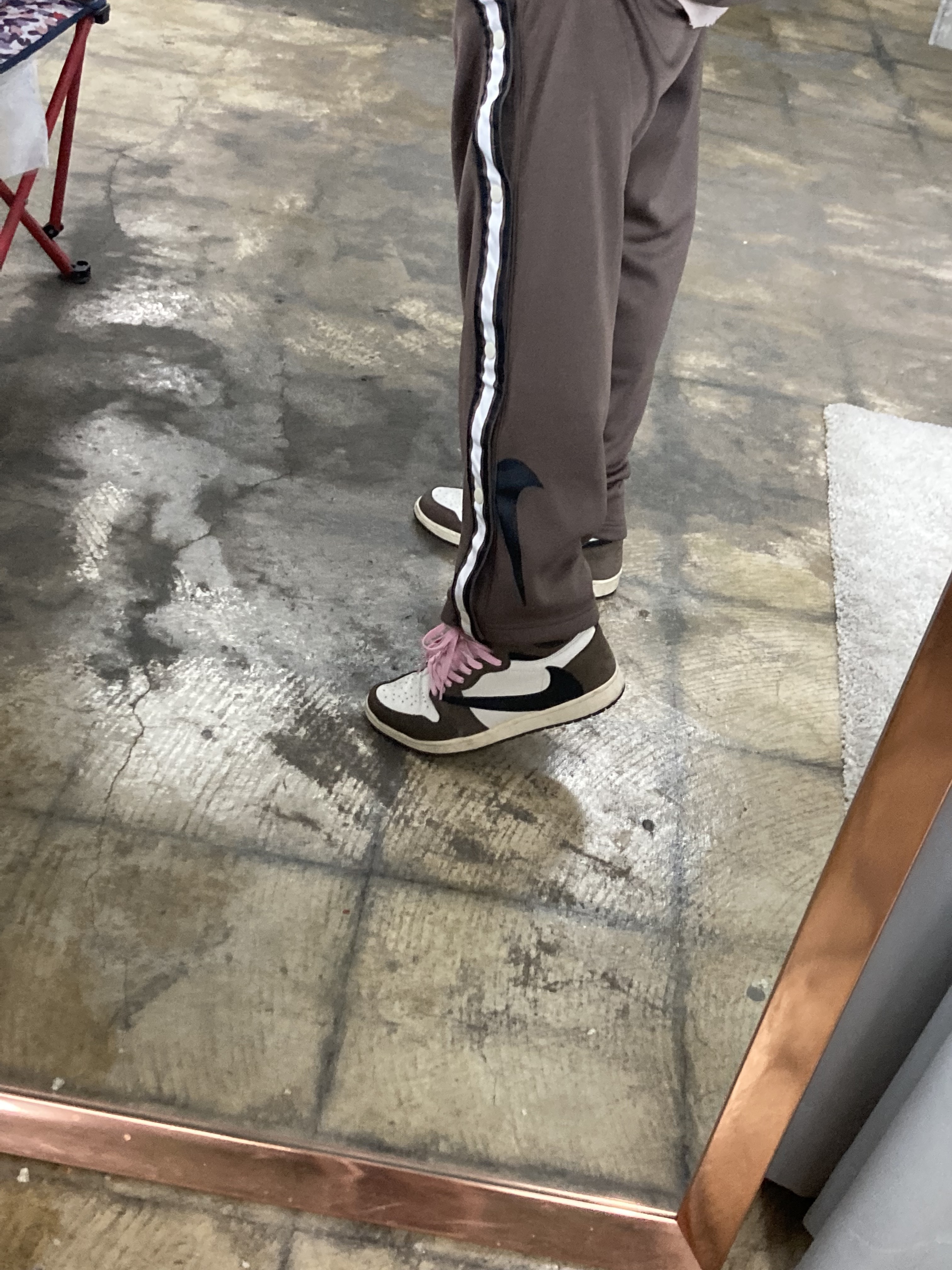 Jordan 1 x Travis Scott Retro High OG SP Mocha, Jordan x Travis Scott MJ Track Pants 착용 스타일 - 4
