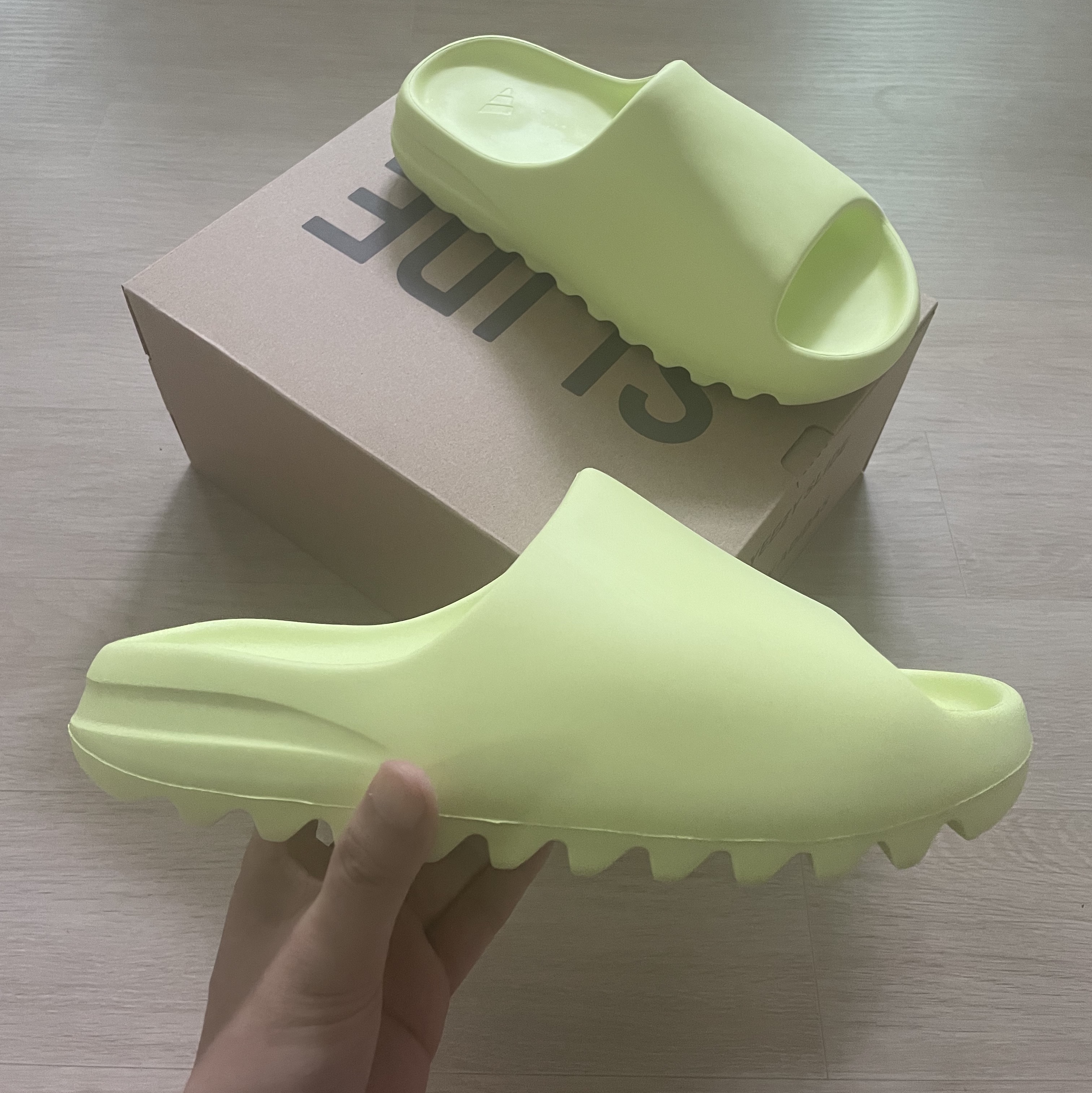 Adidas Yeezy Slide Glow Green 착용 스타일 - 2