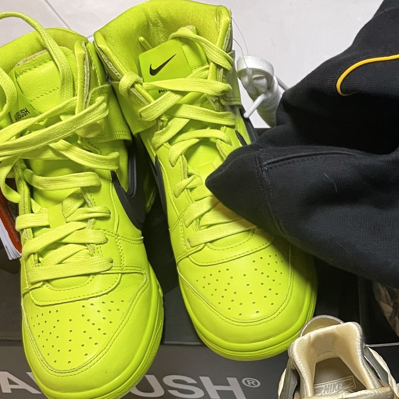 Nike x Ambush Dunk High Flash Lime 착용 스타일