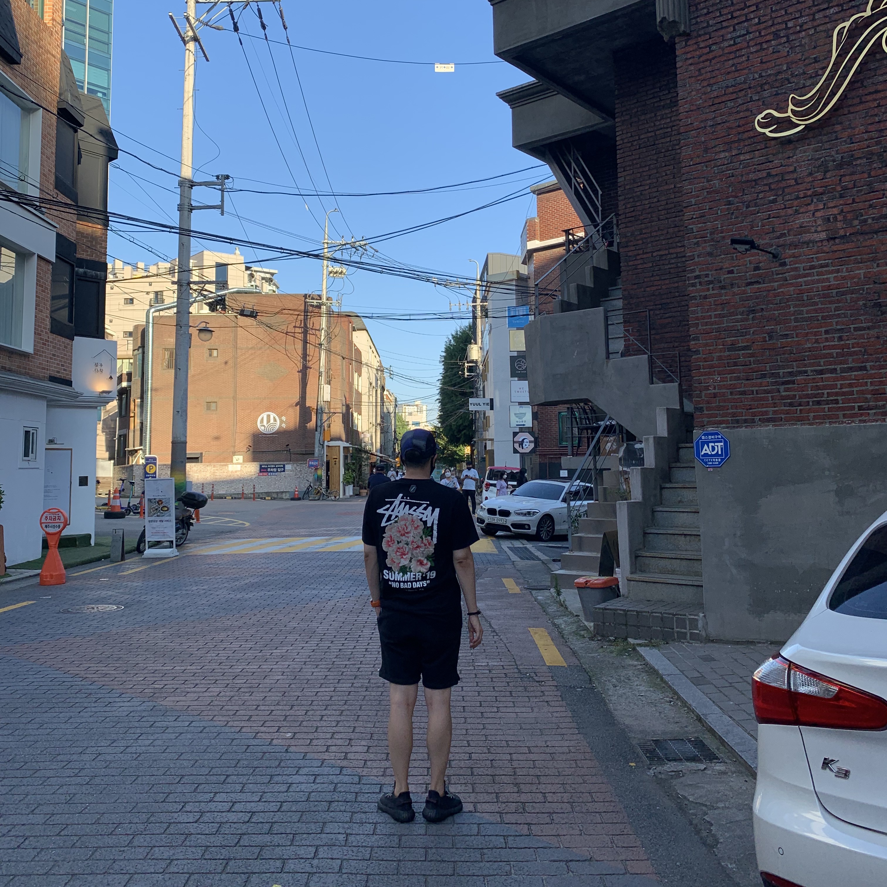 Jordan x Travis Scott x Fragment Shorts Black (DJ0617-010), Adidas Yeezy Boost 350 V2 Black - Non-Reflective 착용 스타일 - 2
