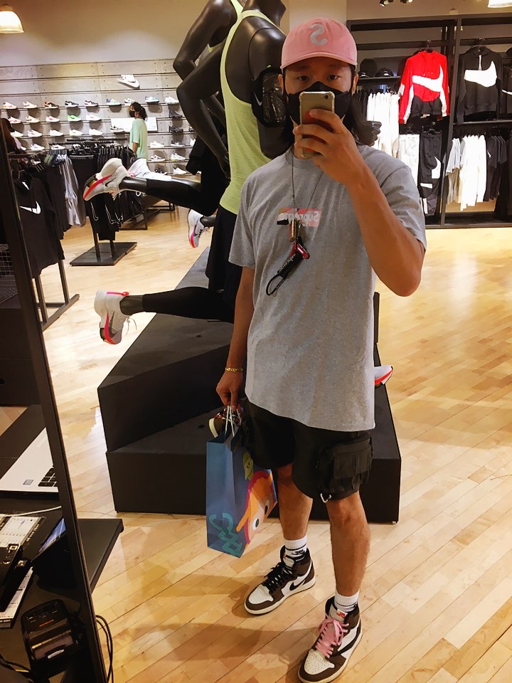 Jordan 1 x Travis Scott Retro High OG SP Mocha, Supreme x Emilio Pucci Box Logo T-Shirt White Dust Pink - 21SS 착용 스타일 - 1