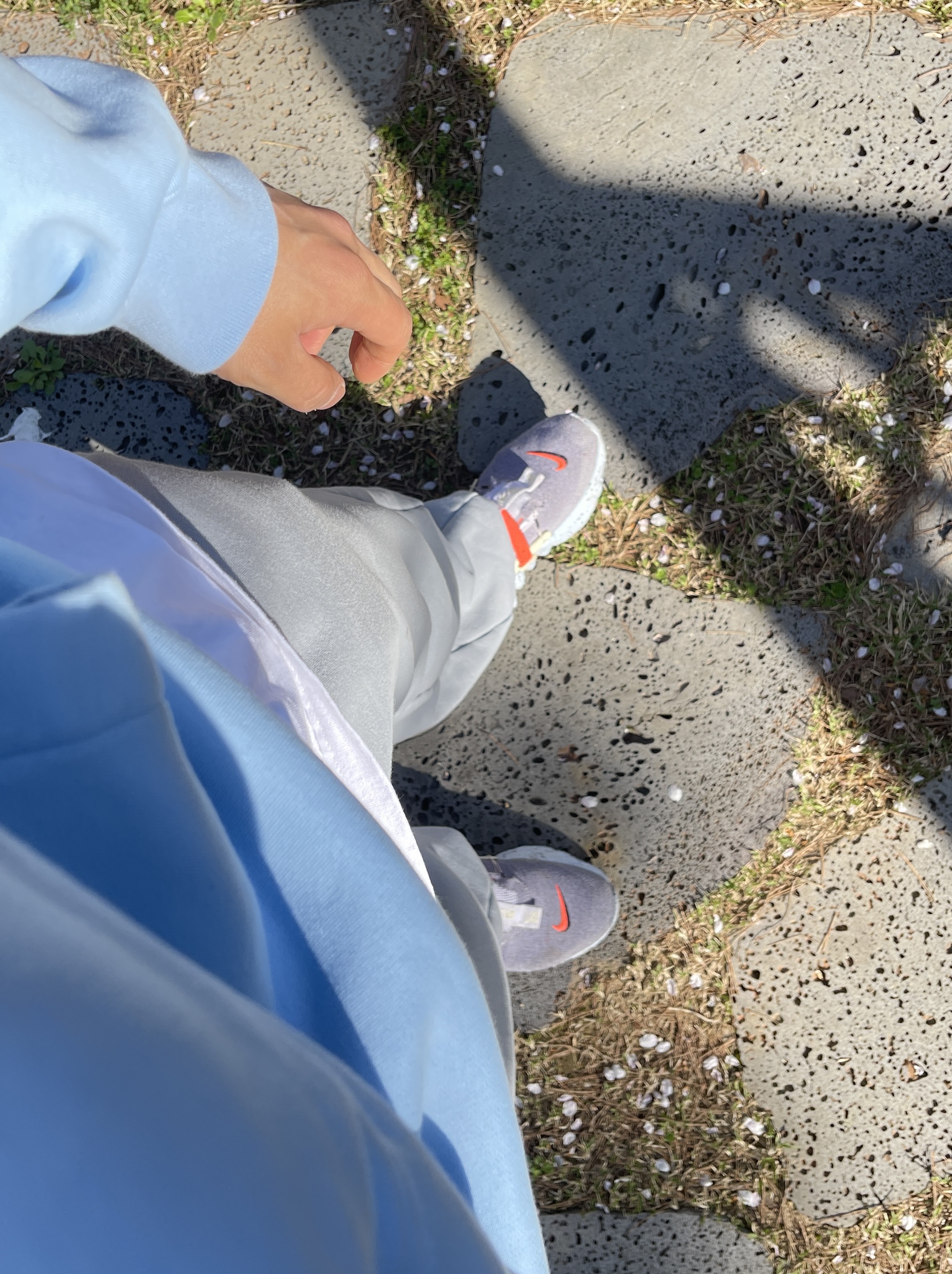 Nike Space Hippie 03 Vast Grey Hyper Crimson, Nike M NRG Hoodie Psychic Blue 착용 스타일