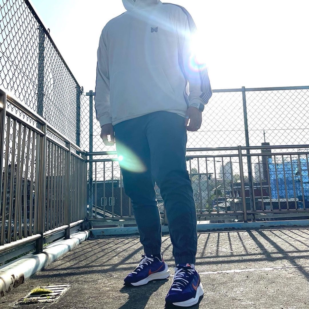 Nike x Sacai VaporWaffle Dark Iris 착용 스타일 - 2