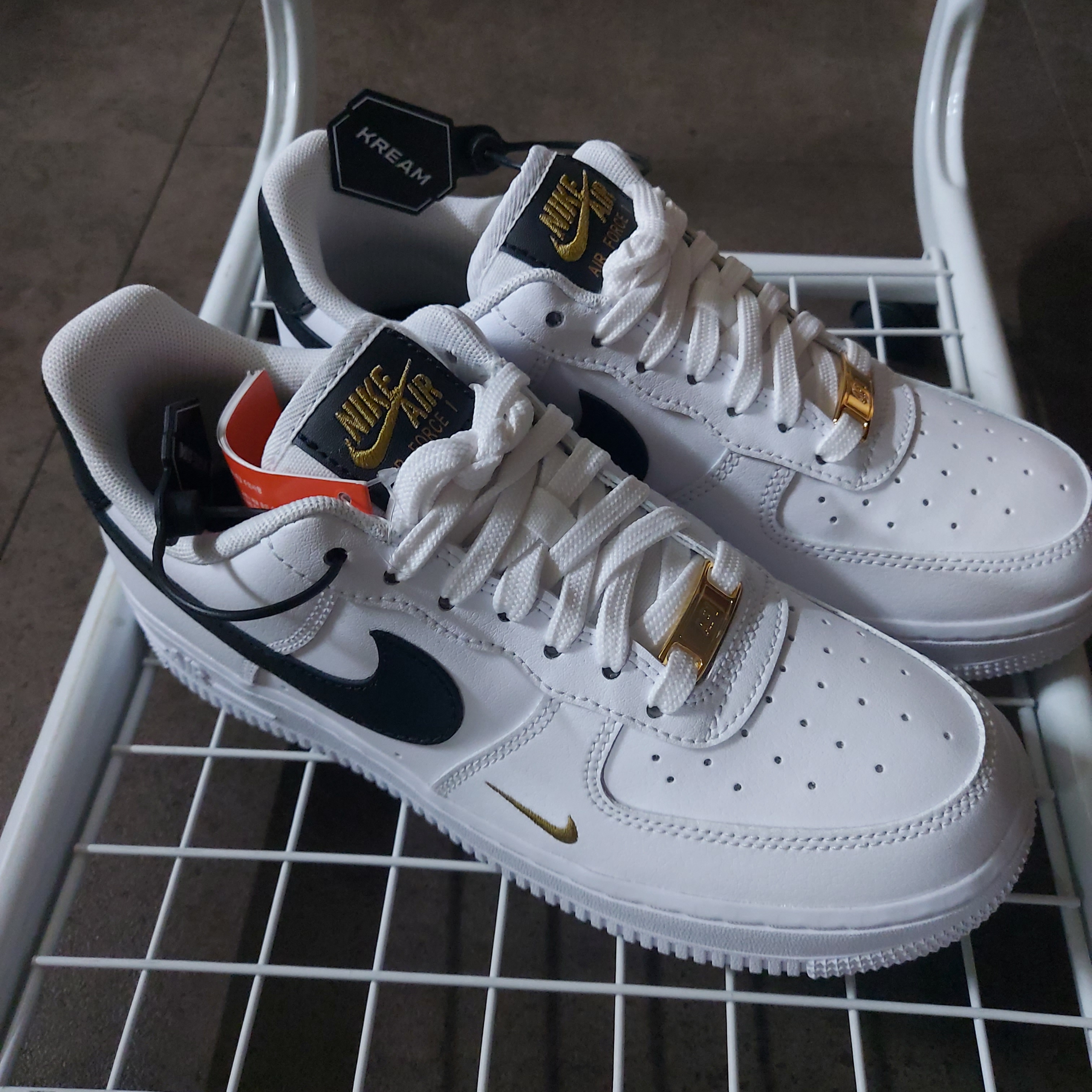(W) Nike Air Force 1 '07 Essential White Black 착용 스타일 - 1