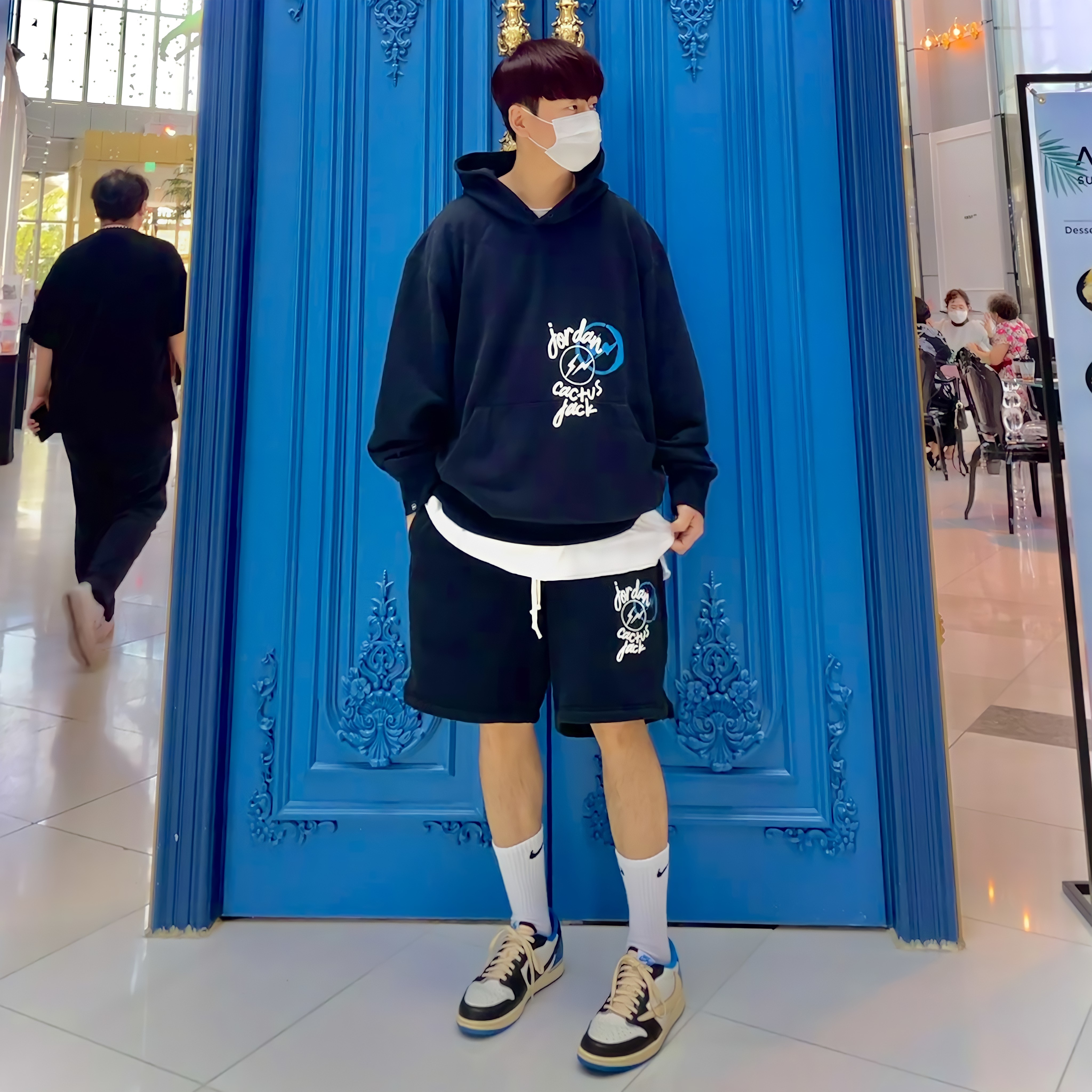 Jordan 1 x Travis Scott x Fragment Retro Low OG SP Military Blue, Jordan x Travis Scott x Fragment Hoodie Black (DJ0615-010) 착용 스타일