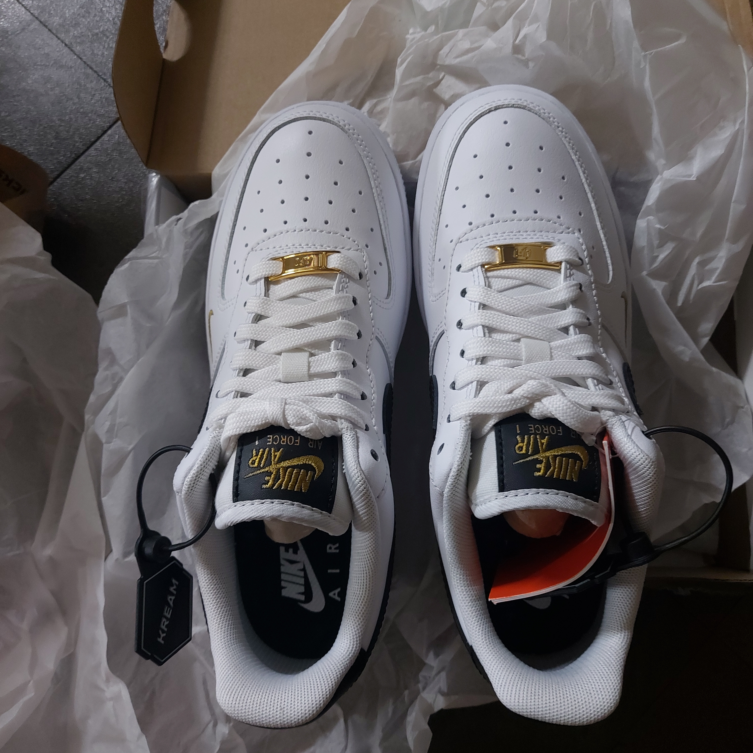 (W) Nike Air Force 1 '07 Essential White Black 착용 스타일 - 5