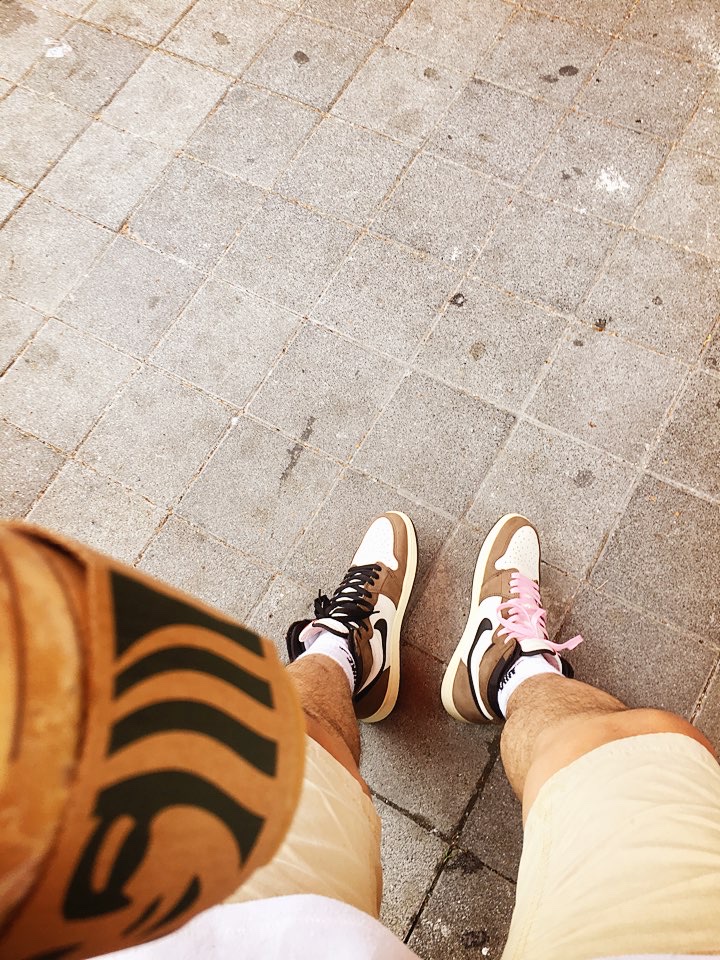 Jordan 1 x Travis Scott Retro High OG SP Mocha 착용 스타일 - 4