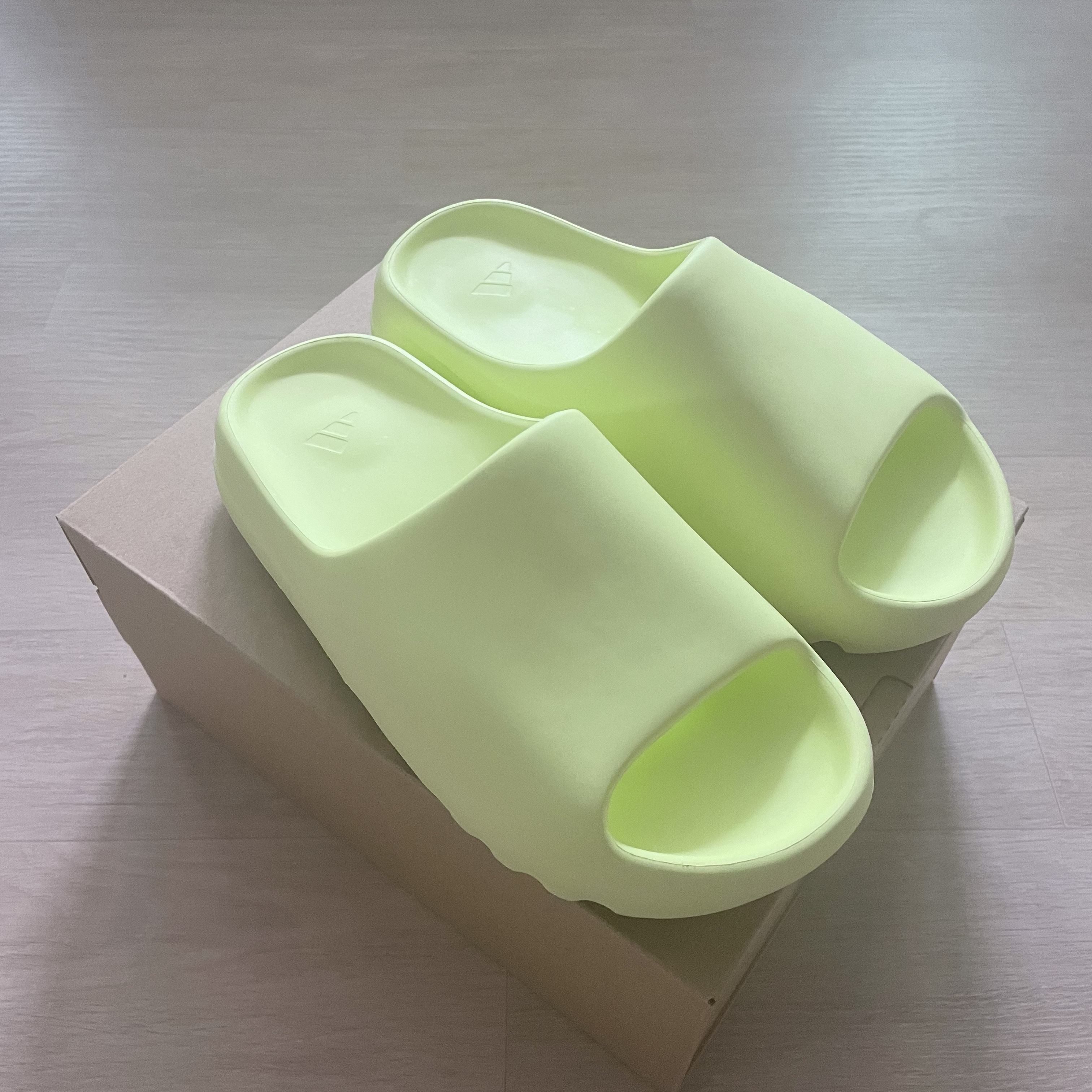 Adidas Yeezy Slide Glow Green 착용 스타일 - 1