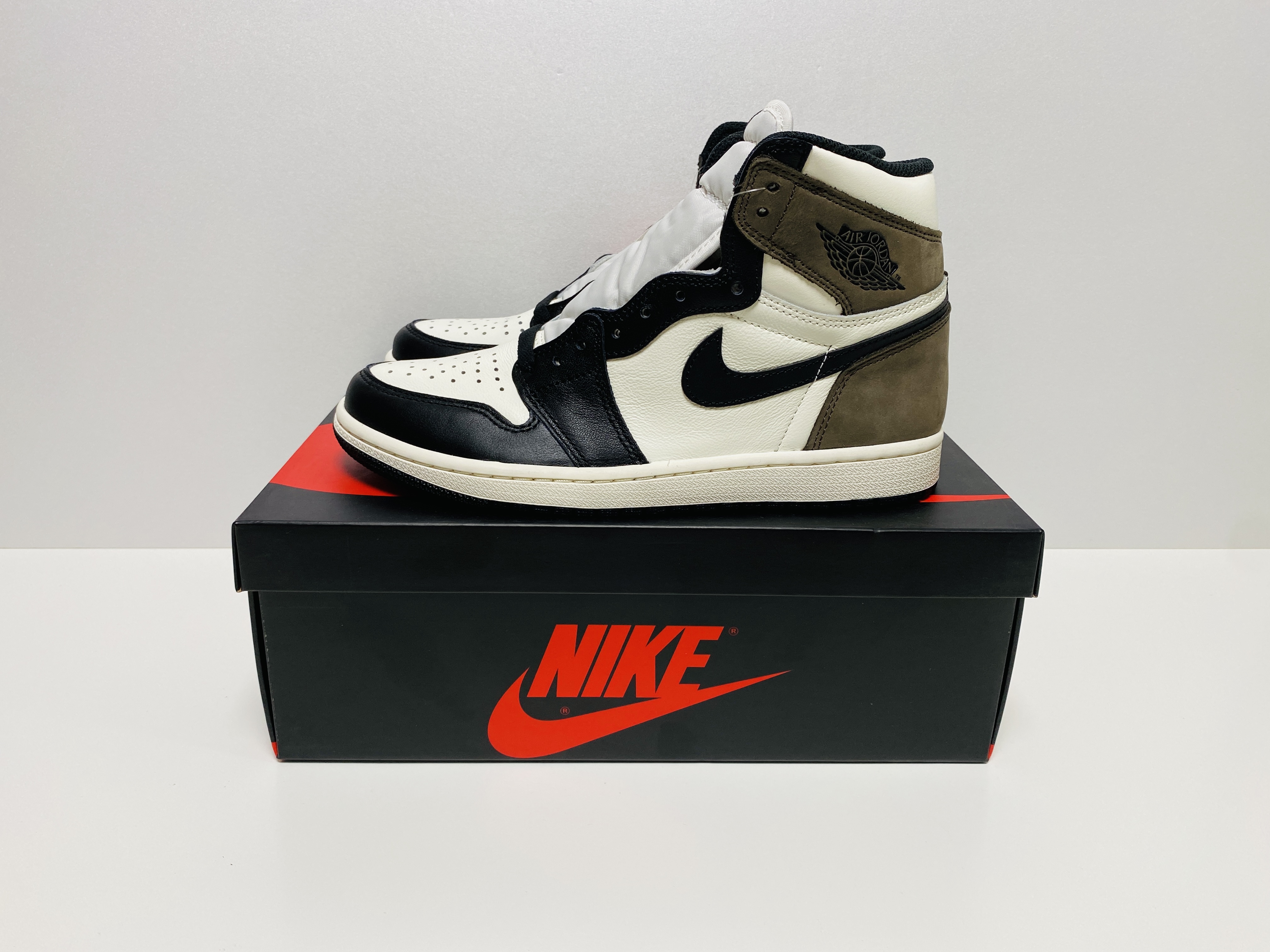 Jordan 1 Retro High OG Black Mocha 착용 스타일 - 1