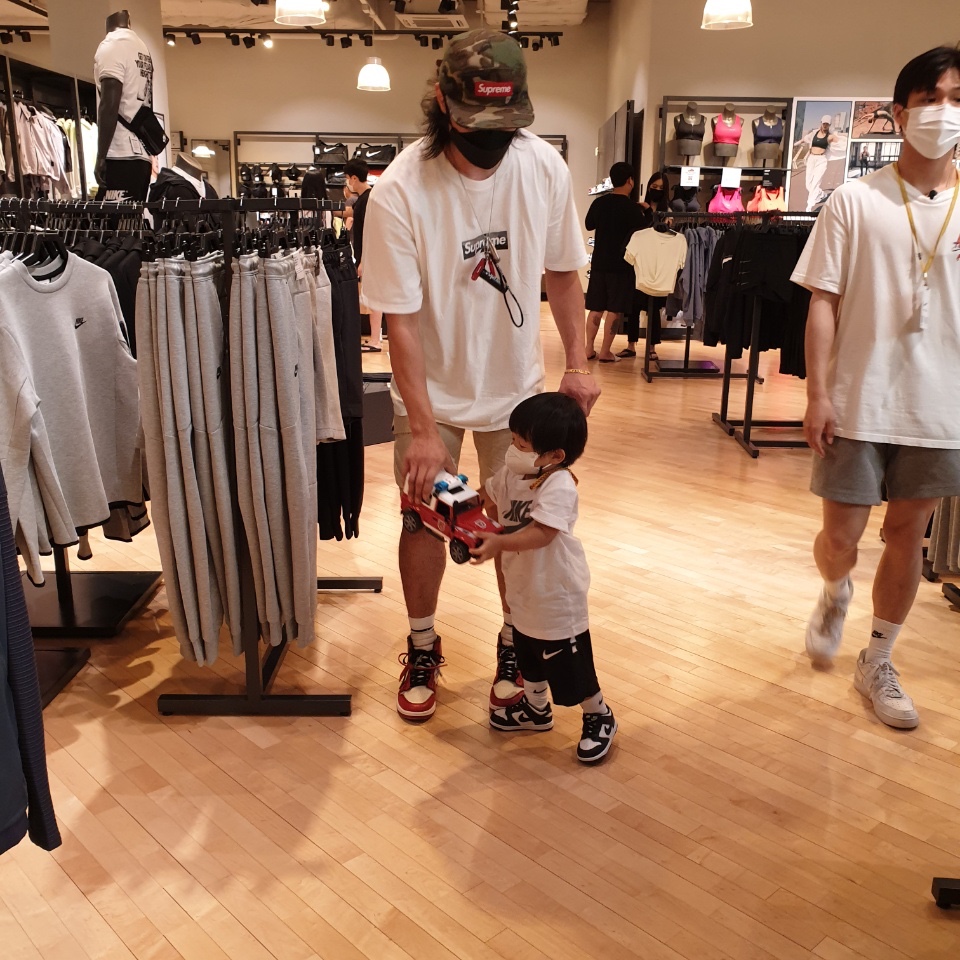 Jordan 1 x Off-White Retro High Chicago The Ten, Supreme x Emilio Pucci Box Logo T-Shirt White Black - 21SS 착용 스타일 - 1