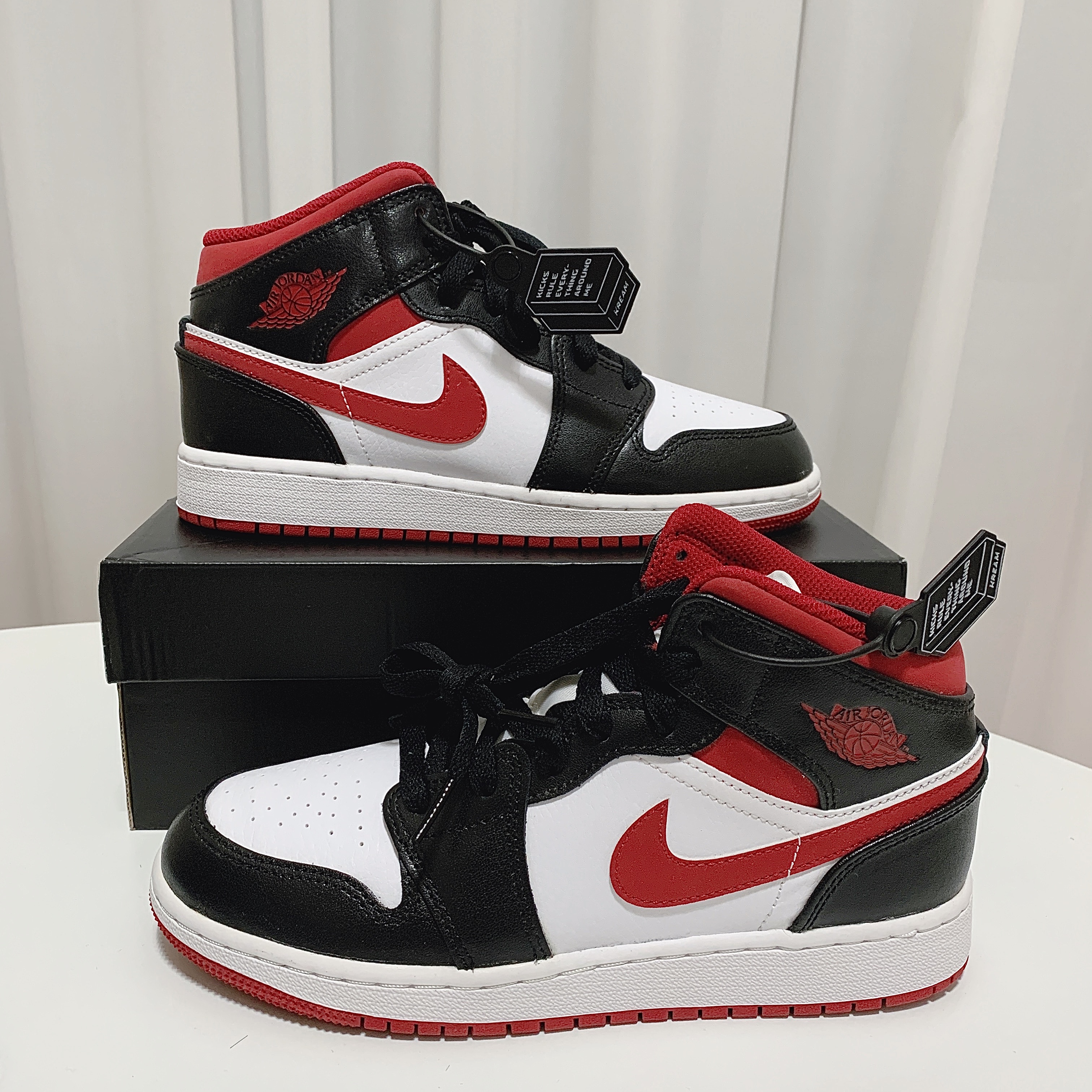 Jordan 1 Mid Gym Red Black White 착용 스타일