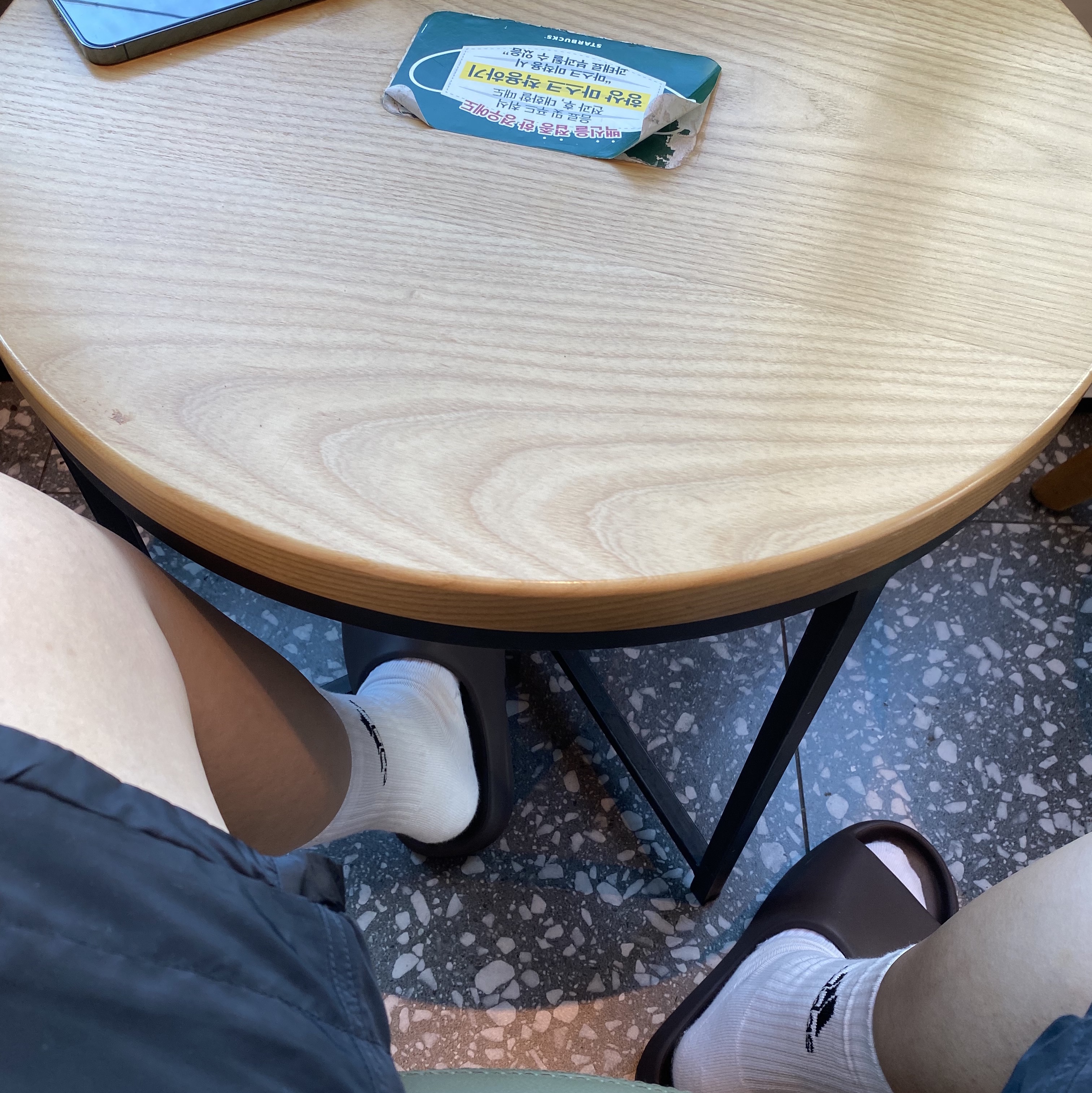 Adidas Yeezy Slide Soot 2021 착용 스타일