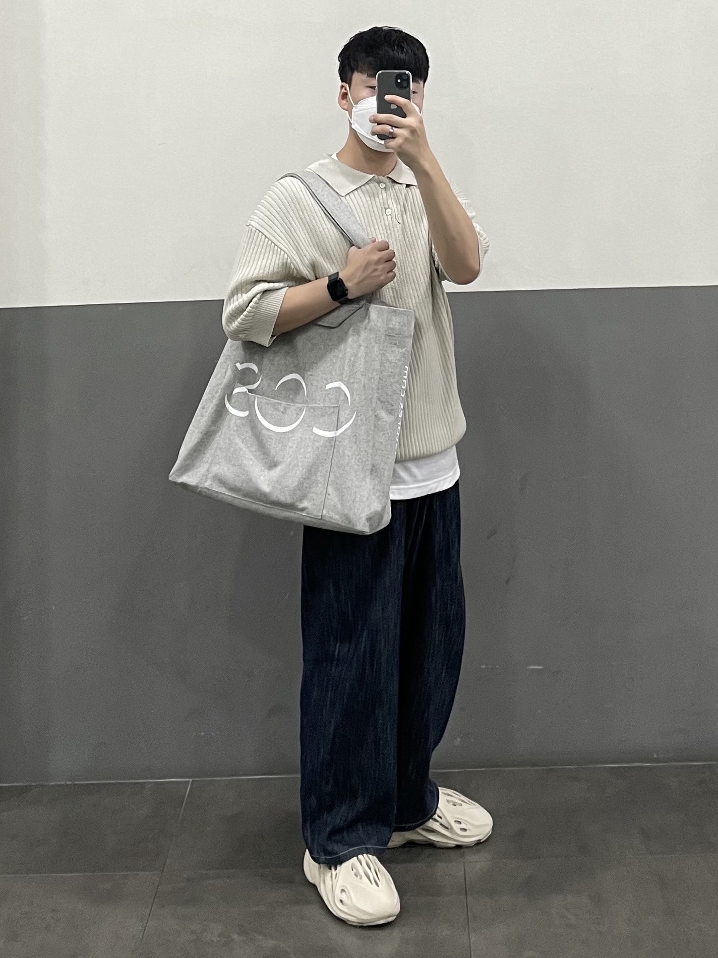 Adidas Yeezy Foam RNNR Sand 착용 스타일