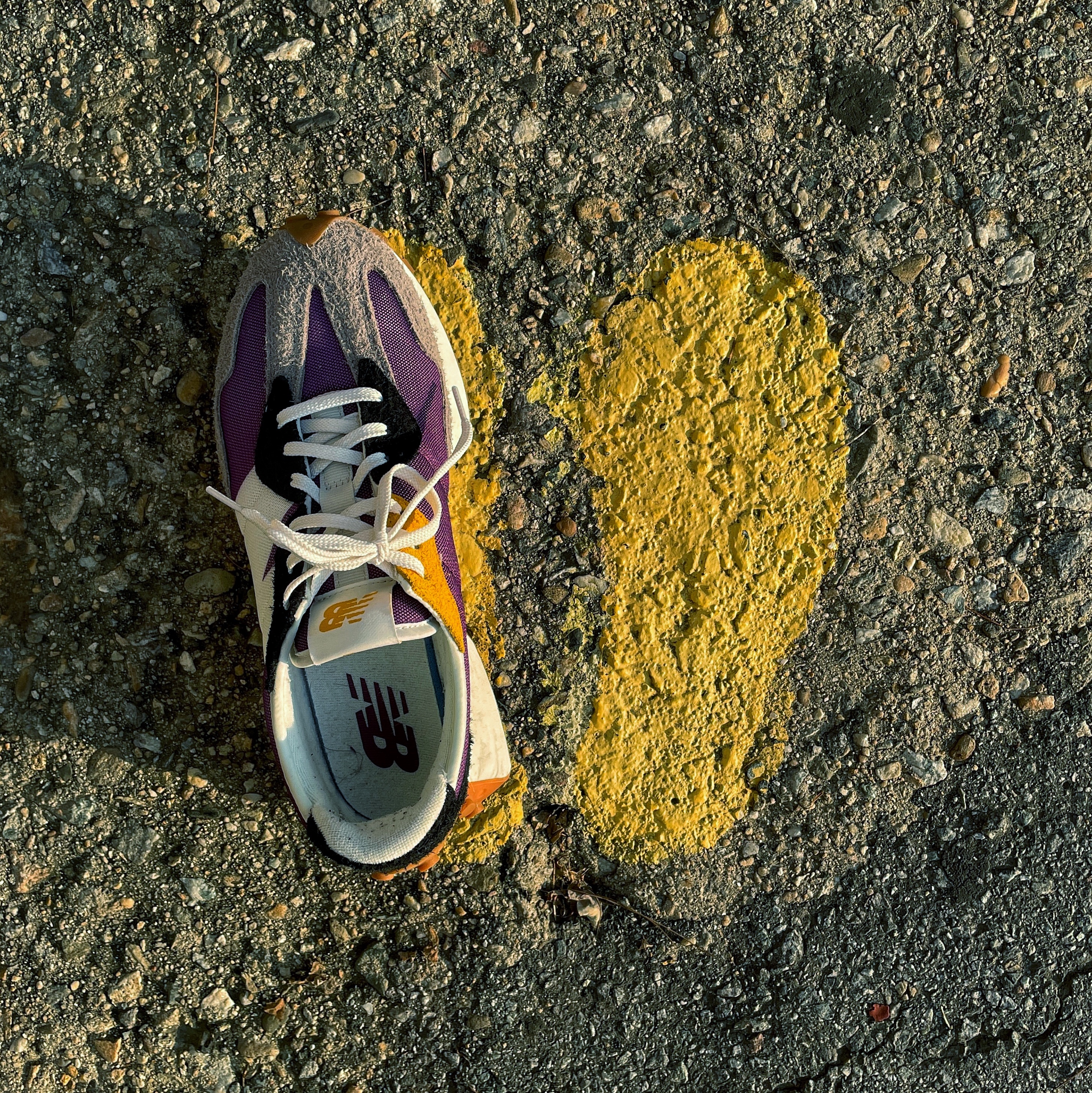 (W) New Balance 327 Purple Black 착용 스타일 - 3