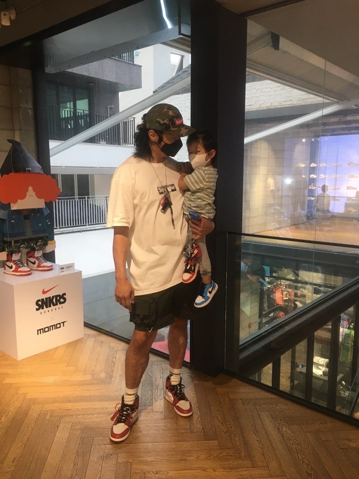 Jordan 1 x Off-White Retro High Chicago The Ten, Supreme x Emilio Pucci Box Logo T-Shirt White Black - 21SS 착용 스타일 - 4
