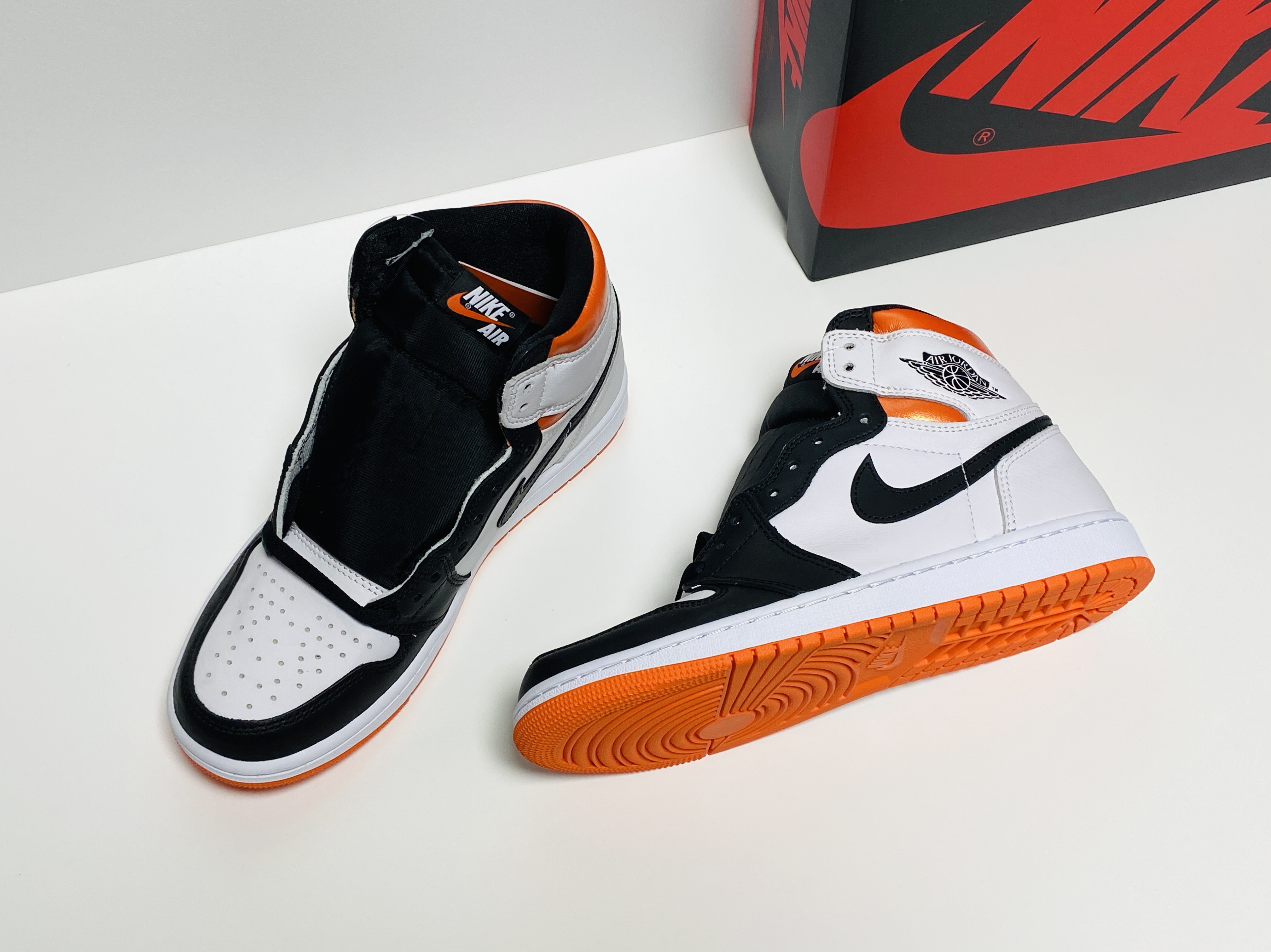 Jordan 1 Retro High OG Electro Orange 착용 스타일 - 2