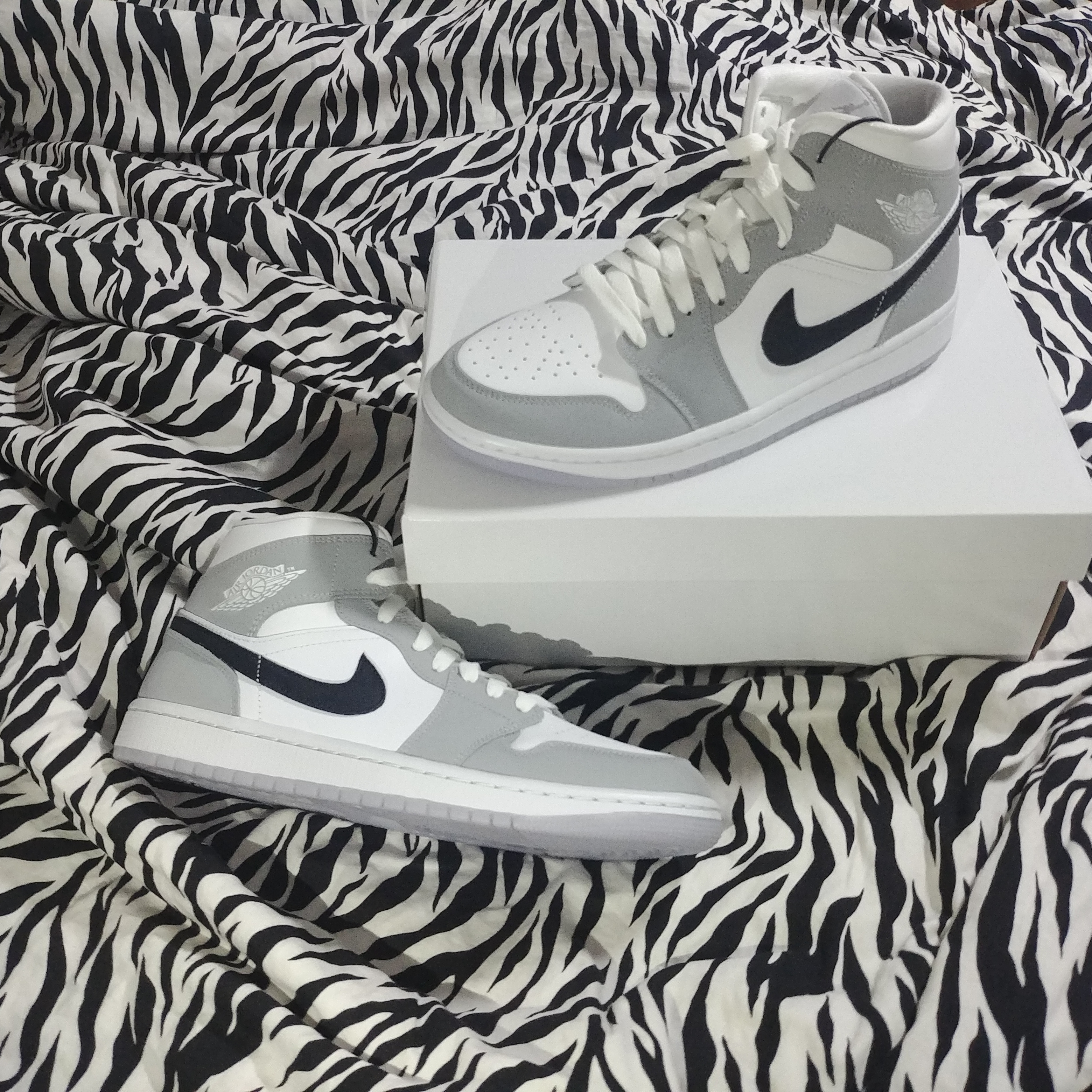 (W) Jordan 1 Mid Wolf Grey, Jordan 1 Mid Light Smoke Grey 착용 스타일 - 1