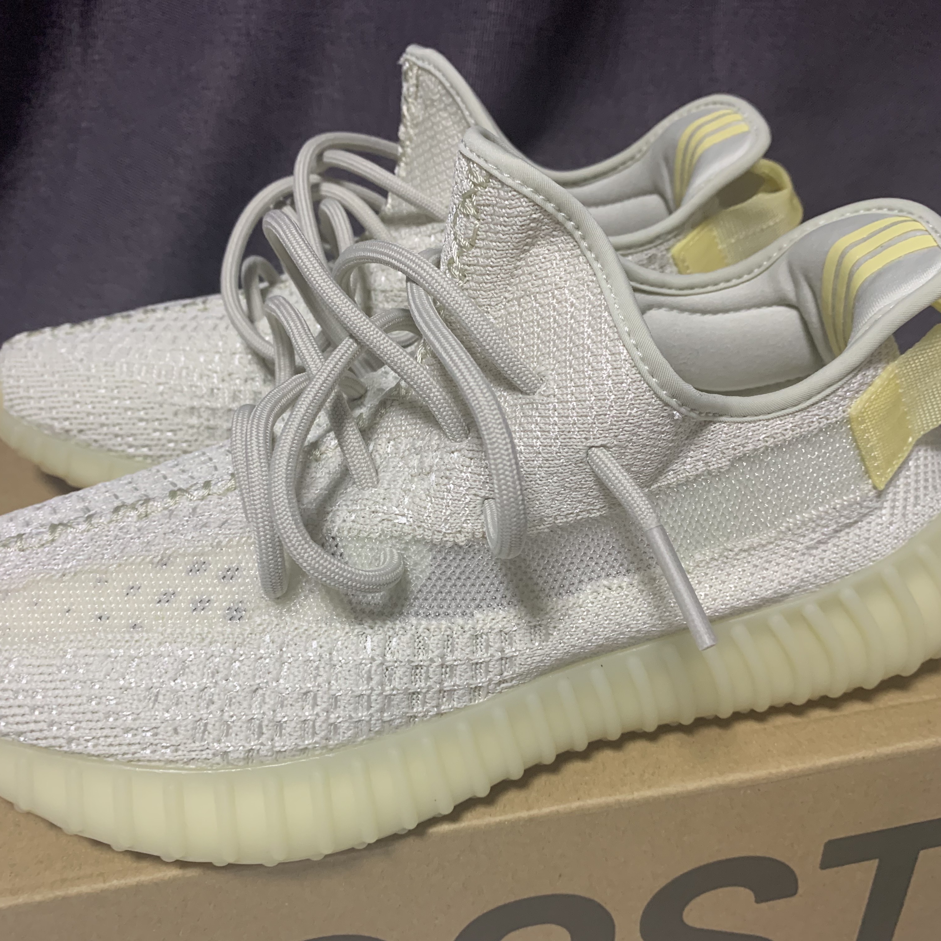 Adidas Yeezy Boost 350 V2 Light 착용 스타일 - 1