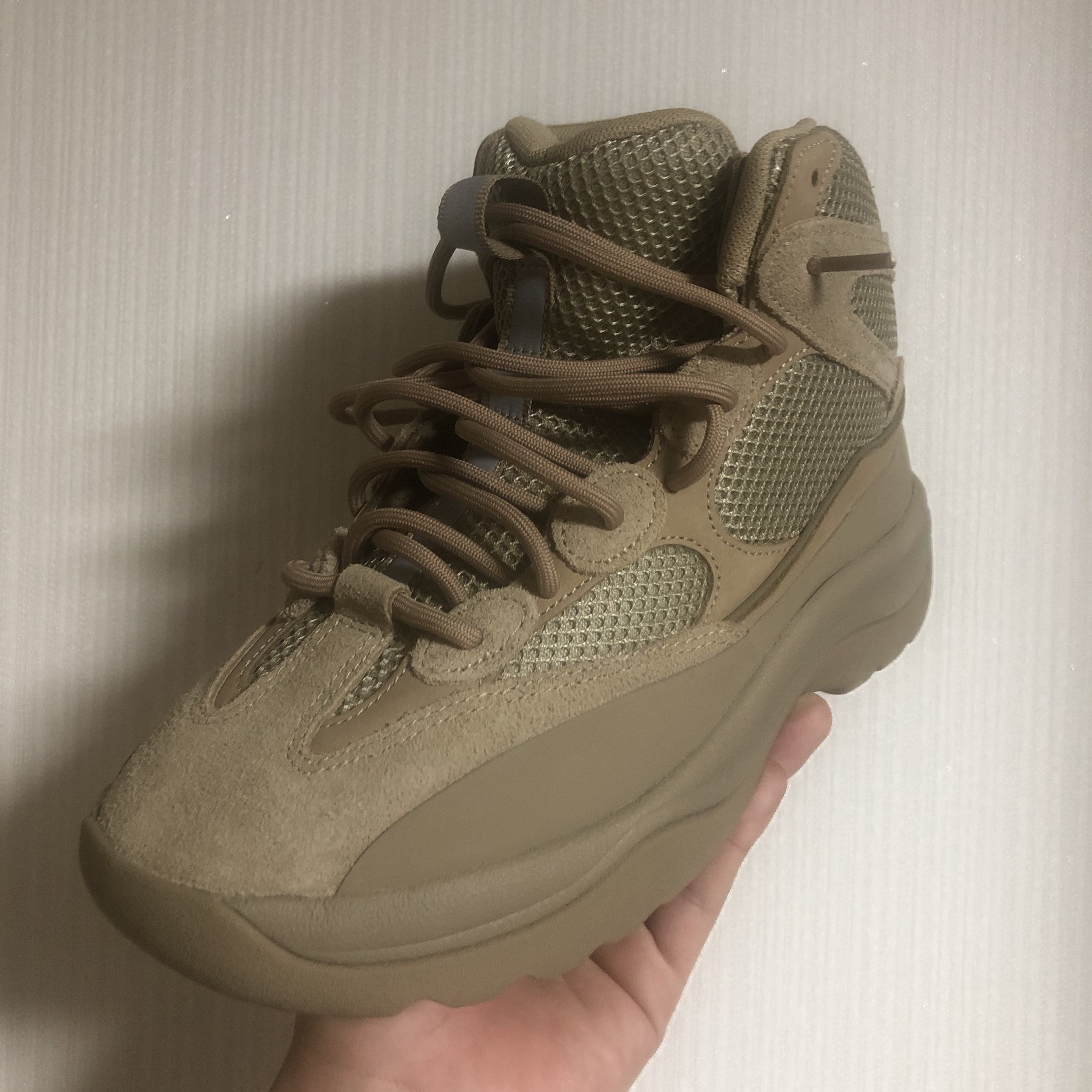 Adidas Yeezy Desert Boot Rock 착용 스타일 - 4