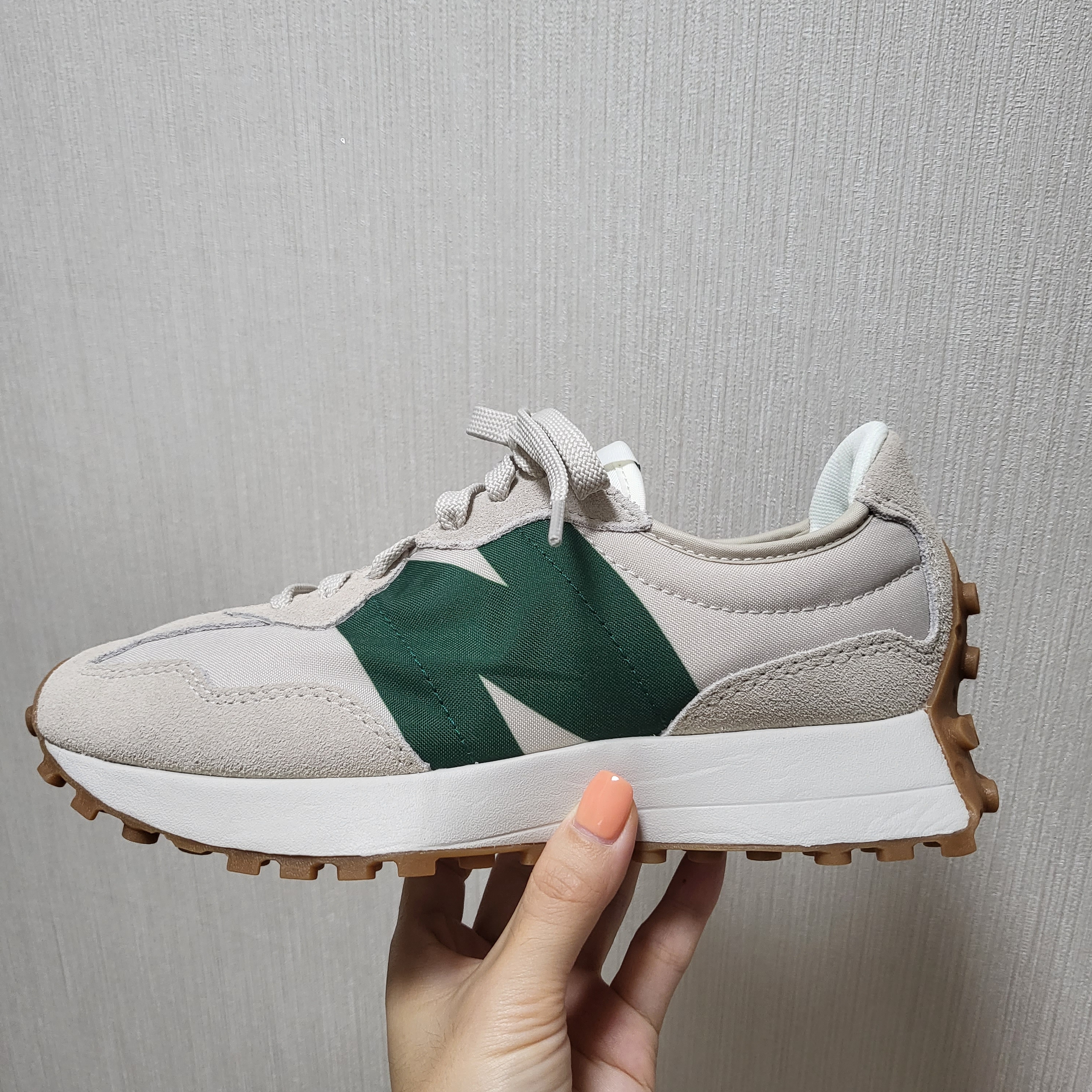 New Balance 327 Timberwolf 착용 스타일