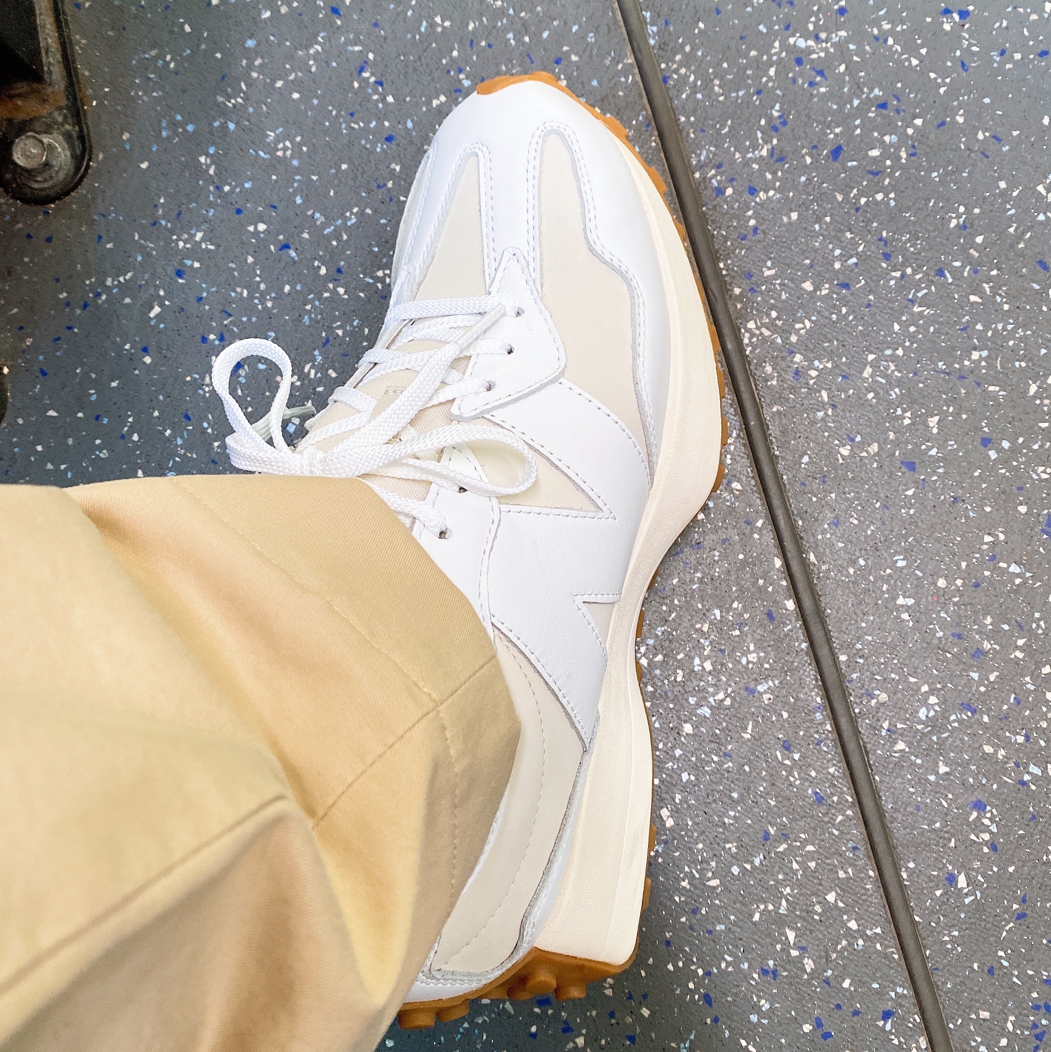 (W) New Balance 327 Leather White Moonbeam 착용 스타일 - 2