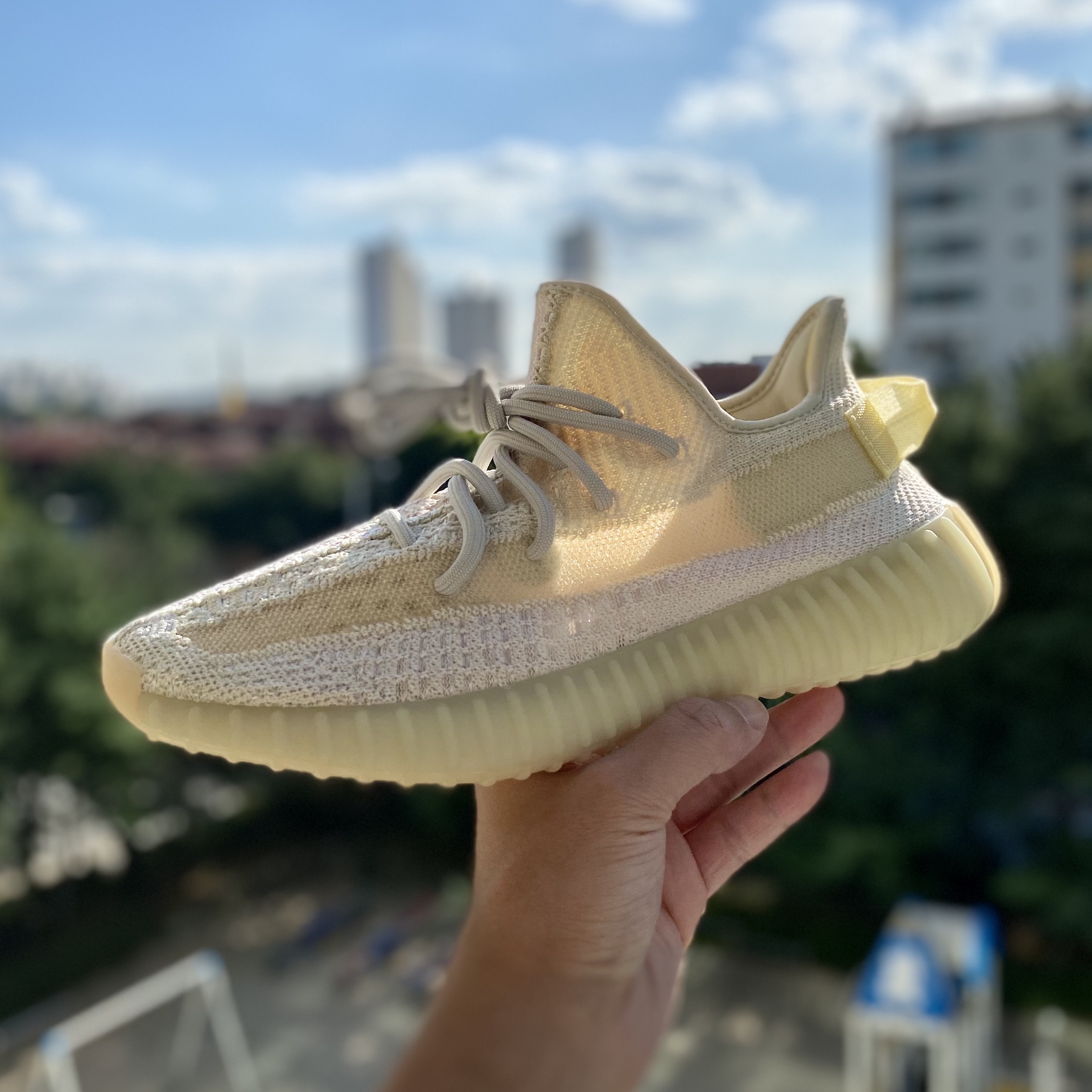 Adidas Yeezy Boost 350 V2 Light 착용 스타일 - 1