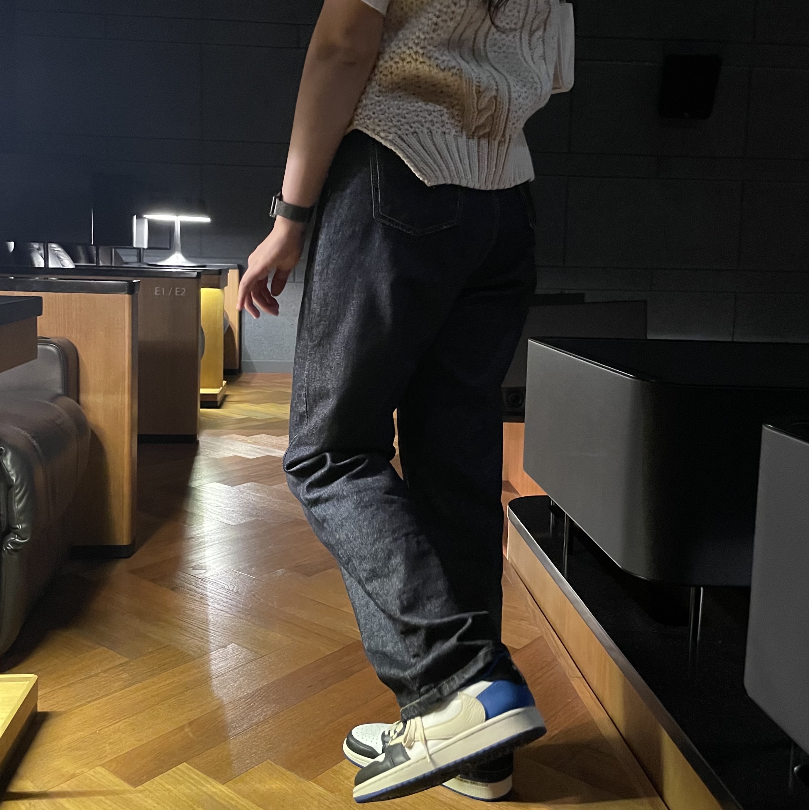 Jordan 1 x Travis Scott x Fragment Retro Low OG SP Military Blue 착용 스타일 - 4