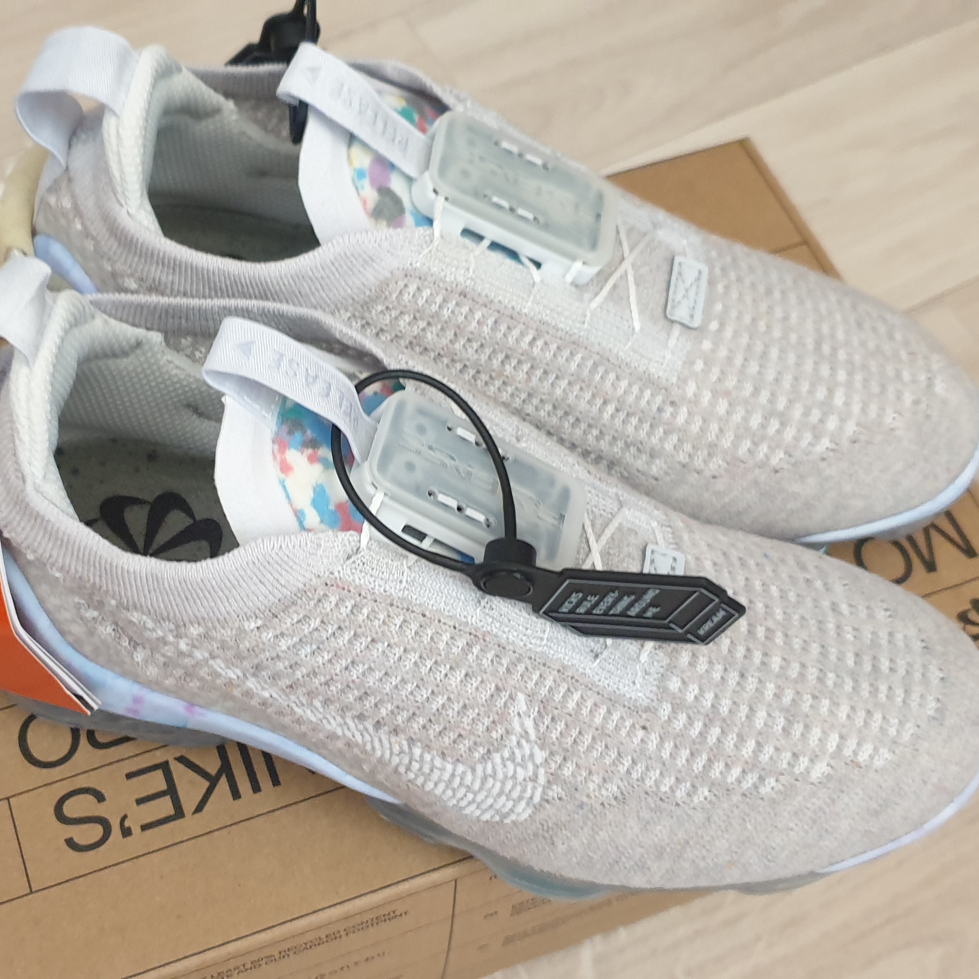 (W) Nike Air VaporMax 2020 Flyknit Summit White 착용 스타일 - 2