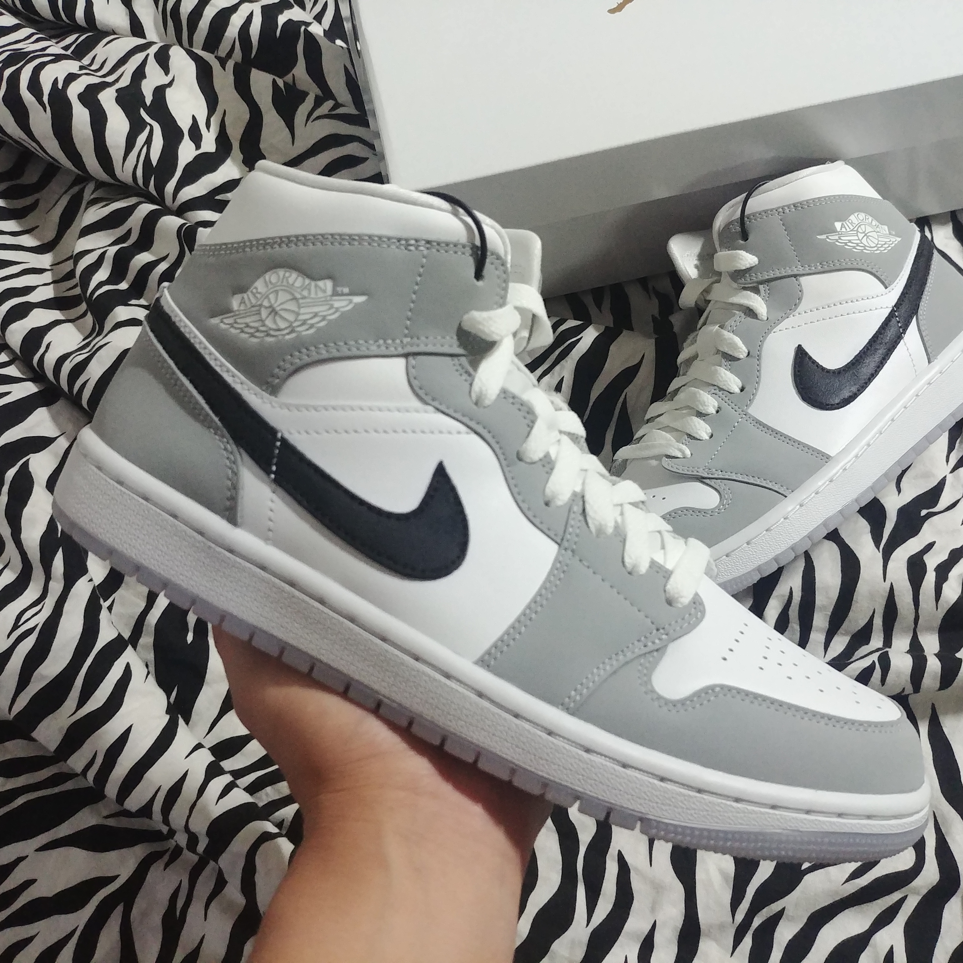 (W) Jordan 1 Mid Wolf Grey, Jordan 1 Mid Light Smoke Grey 착용 스타일 - 3