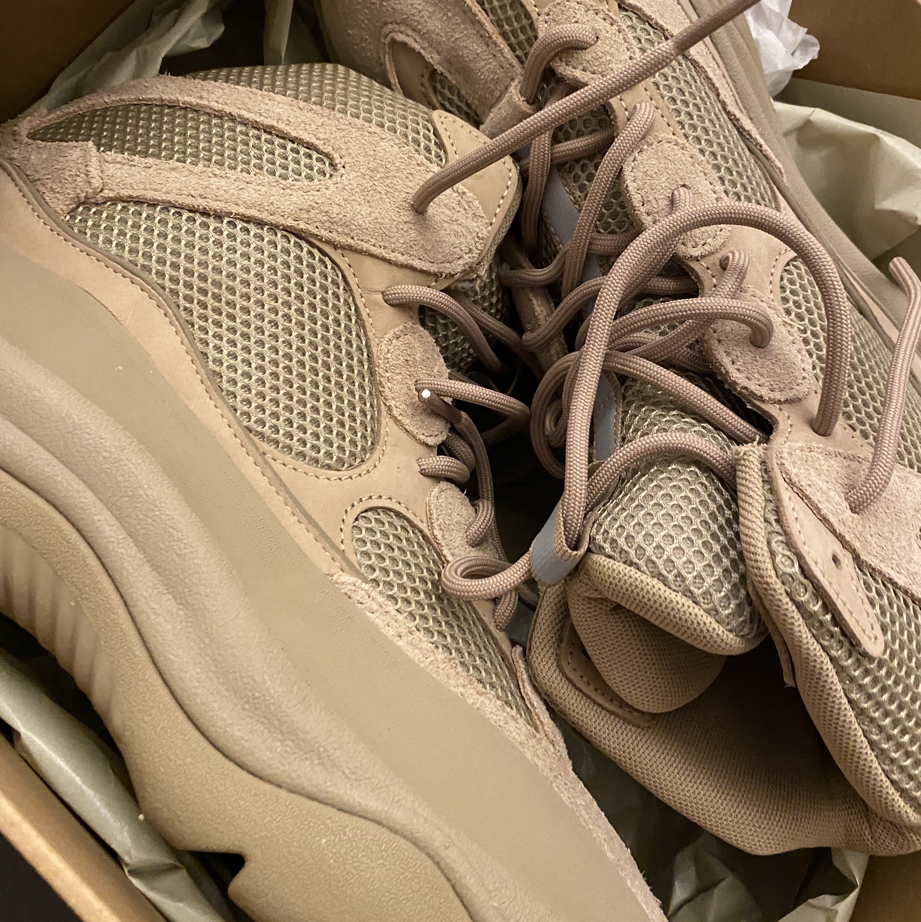 Adidas Yeezy Desert Boot Rock 착용 스타일
