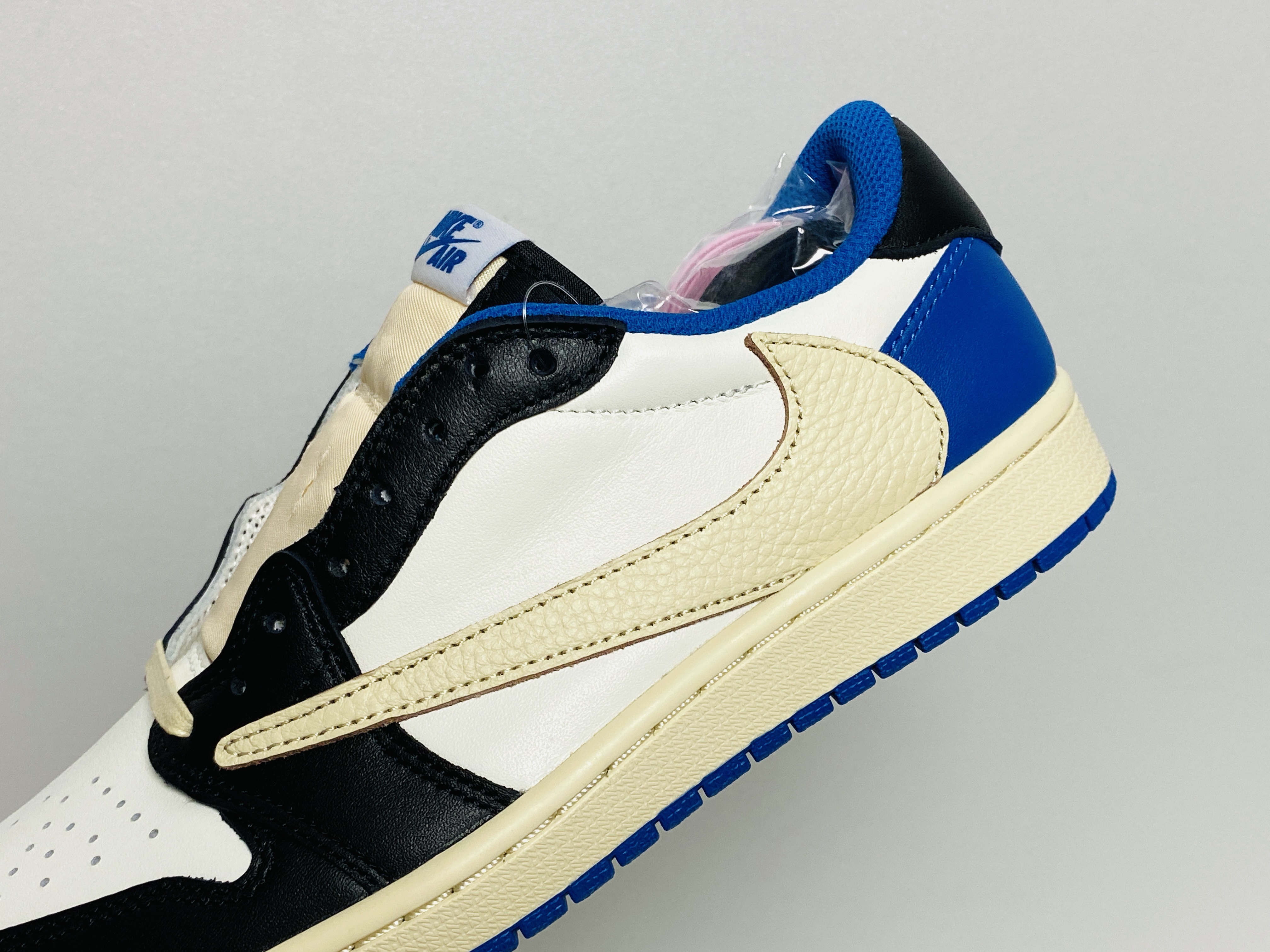 Jordan 1 x Travis Scott x Fragment Retro Low OG SP Military Blue 착용 스타일 - 3