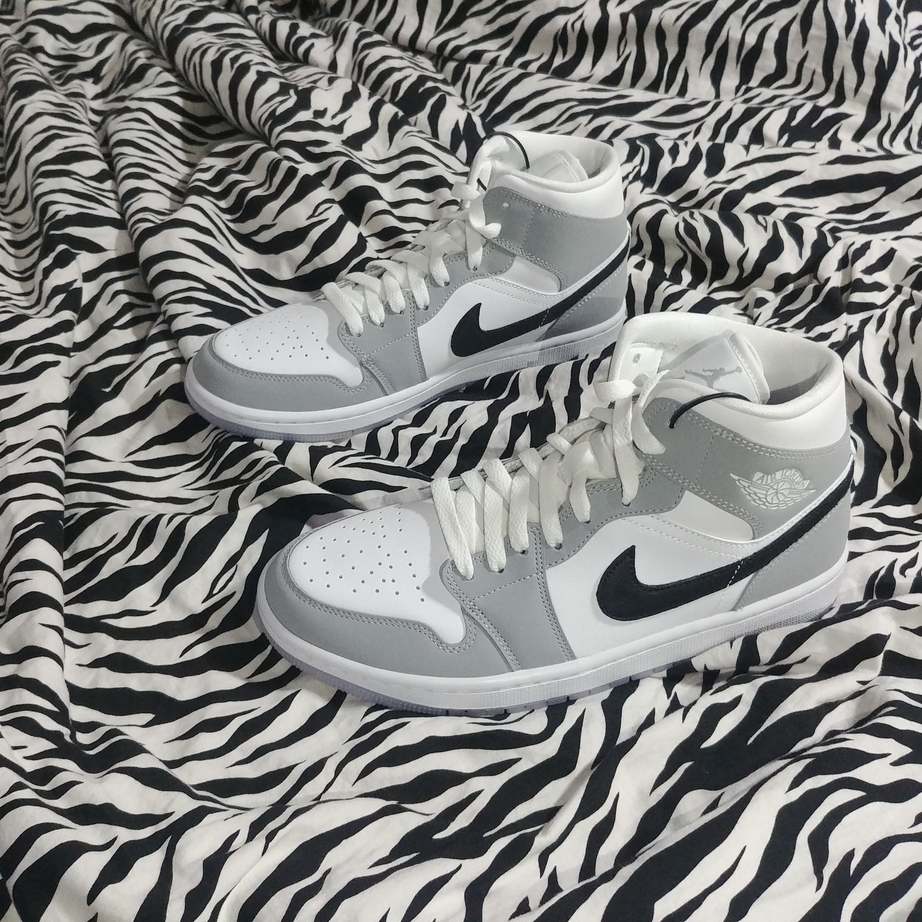 (W) Jordan 1 Mid Wolf Grey, Jordan 1 Mid Light Smoke Grey 착용 스타일 - 4