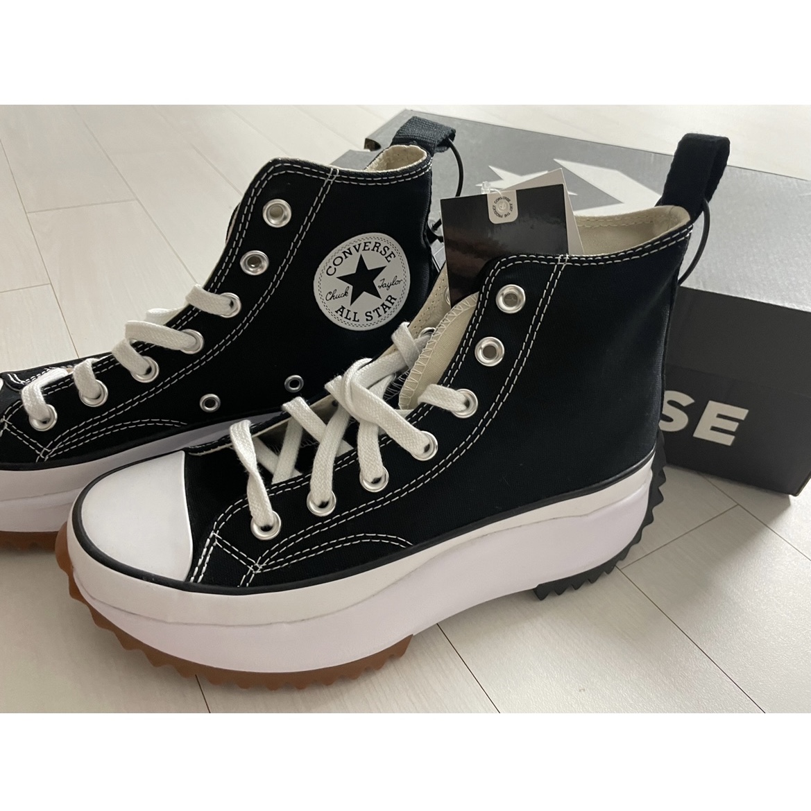 Converse Run Star Hike Hi Black White Gum 착용 스타일 - 1