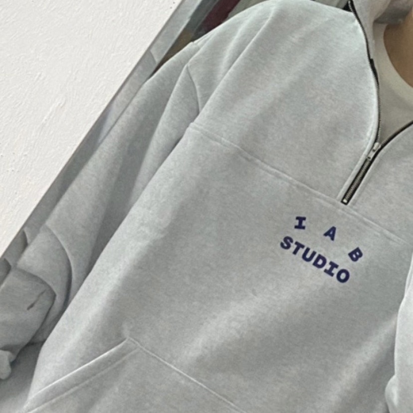 IAB Studio Half Zip Pullover Light Gray 착용 스타일