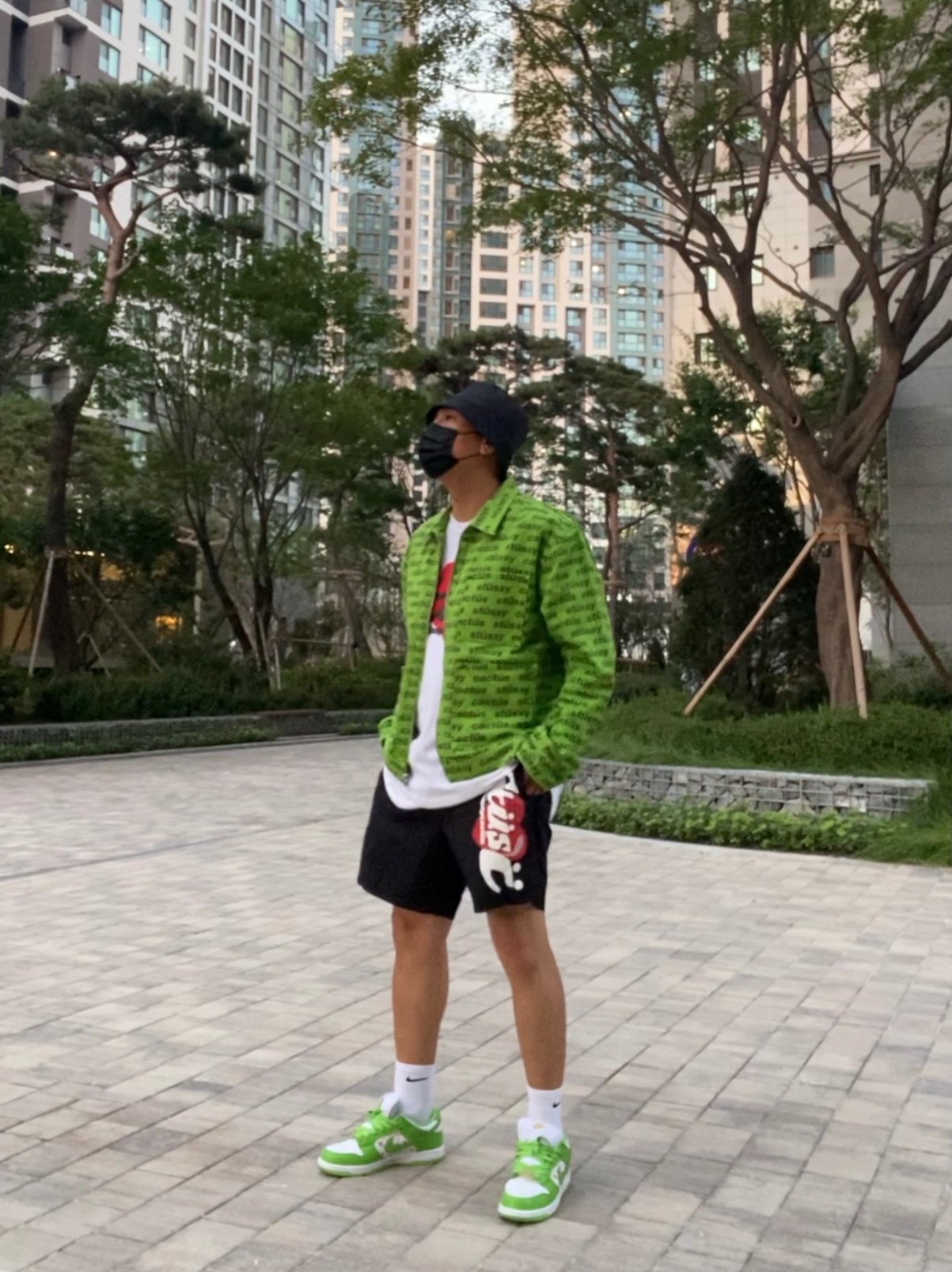 Stussy x Cactus Plant Flea Market Work Jacket, Stussy x Cactus Plant Flea Market Heart T-Shirt 착용 스타일