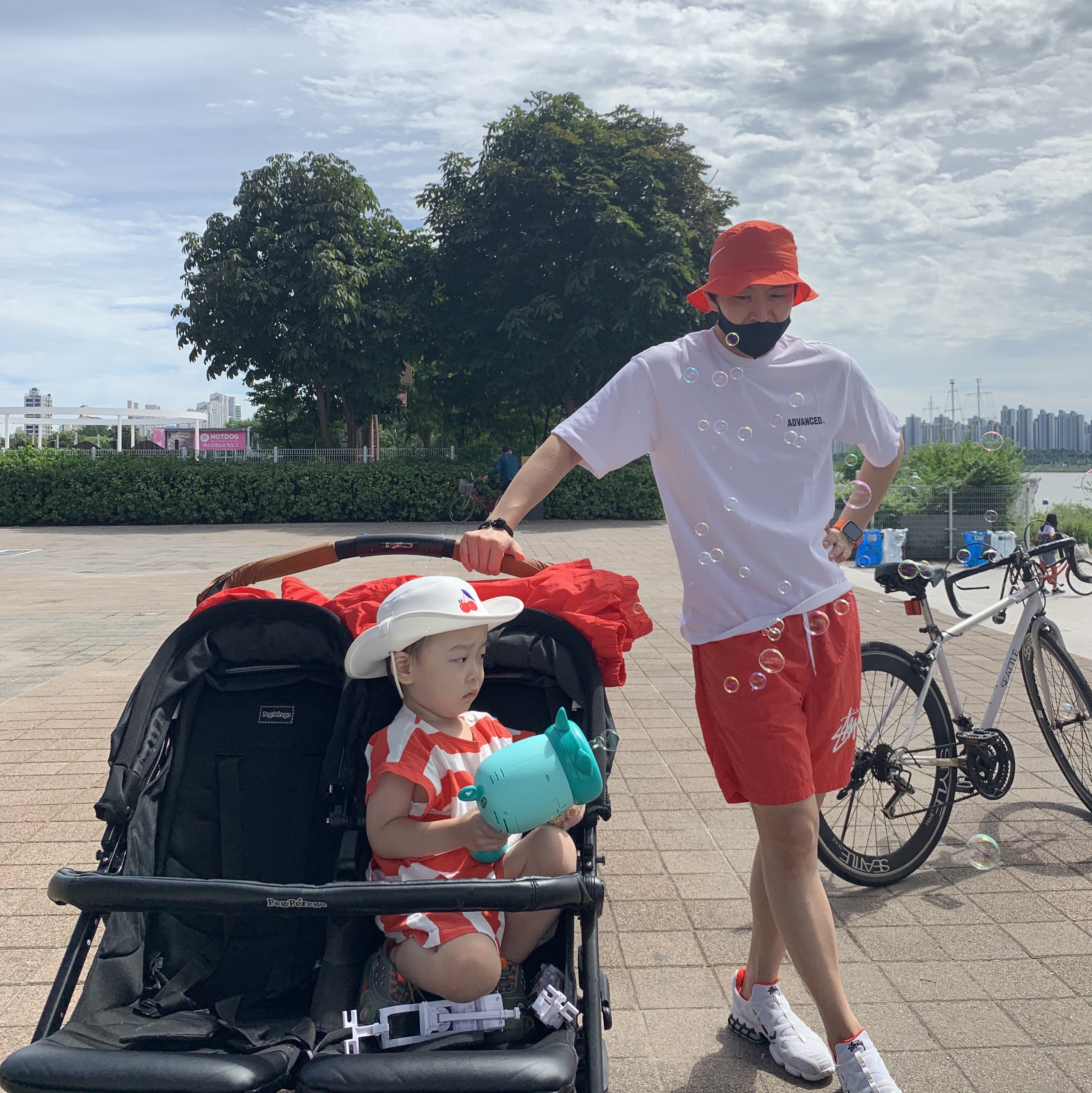 Nike x Stussy Bucket Hat Habanero Red, Nike x Stussy Water Shorts Habanero Red 착용 스타일 - 1