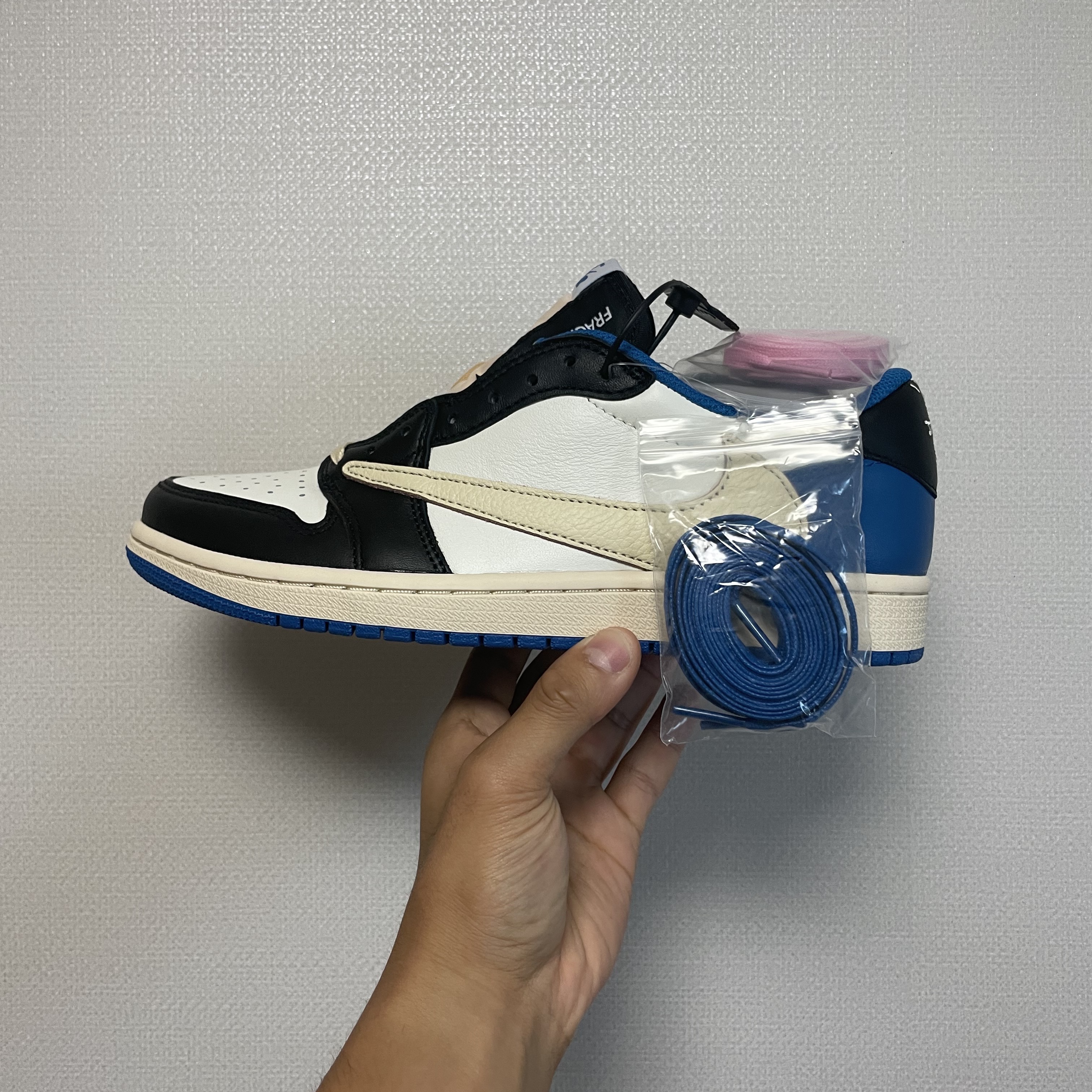 Jordan 1 x Travis Scott x Fragment Retro Low OG SP Military Blue 착용 스타일 - 2