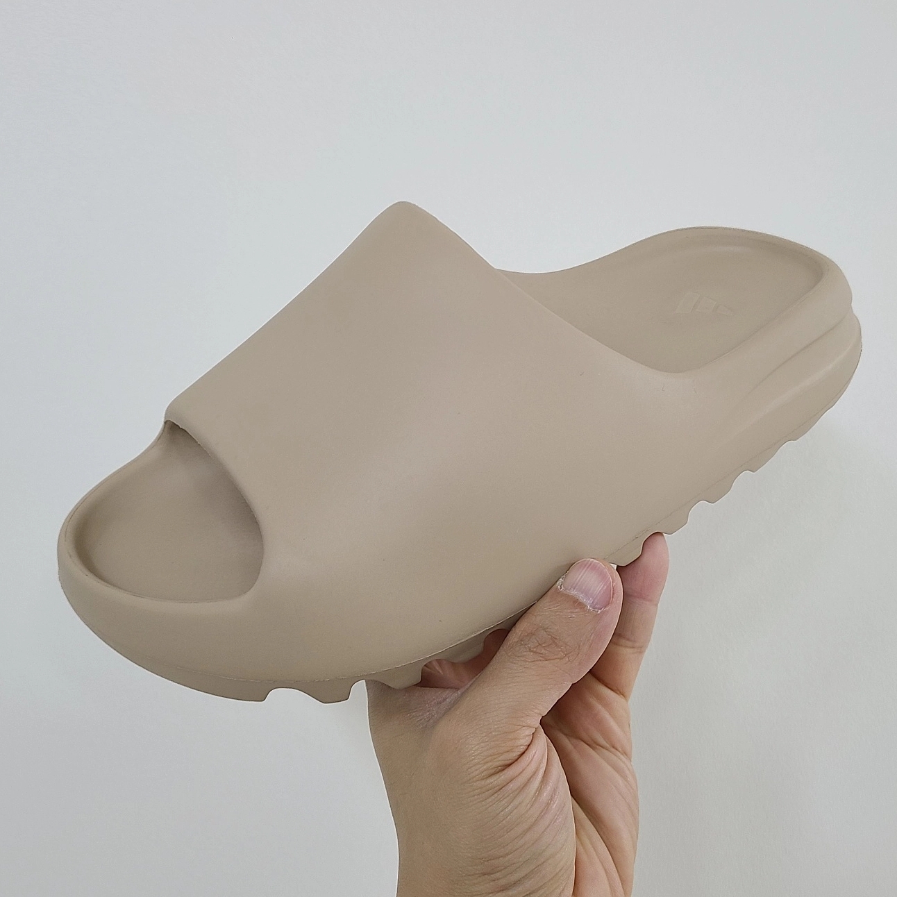 Adidas Yeezy Slide Pure 착용 스타일 - 1